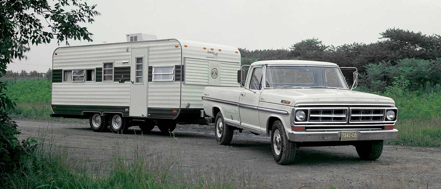 Un F-150 1970 tractant une caravane.