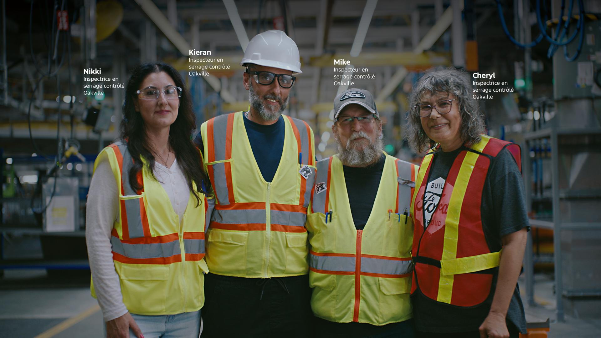 Photo de groupe des employés de Ford dans l'atelier de production. Nikki, Inspectrice en serrage contrôlé, Oakville. Kieran, Inspecteur en serrage contrôle, Oakville. Mike, Inspecteur en serrage contrôle, Oakville. Cheryl, Inspectrice en serrage contrôlé,