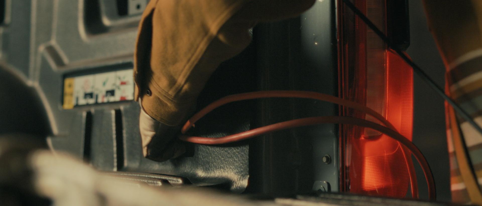 Une personne branchant un outil électrique à la fonction Pro Power Onboard™ de sa camionnette Ford Super Duty® XLT 2027