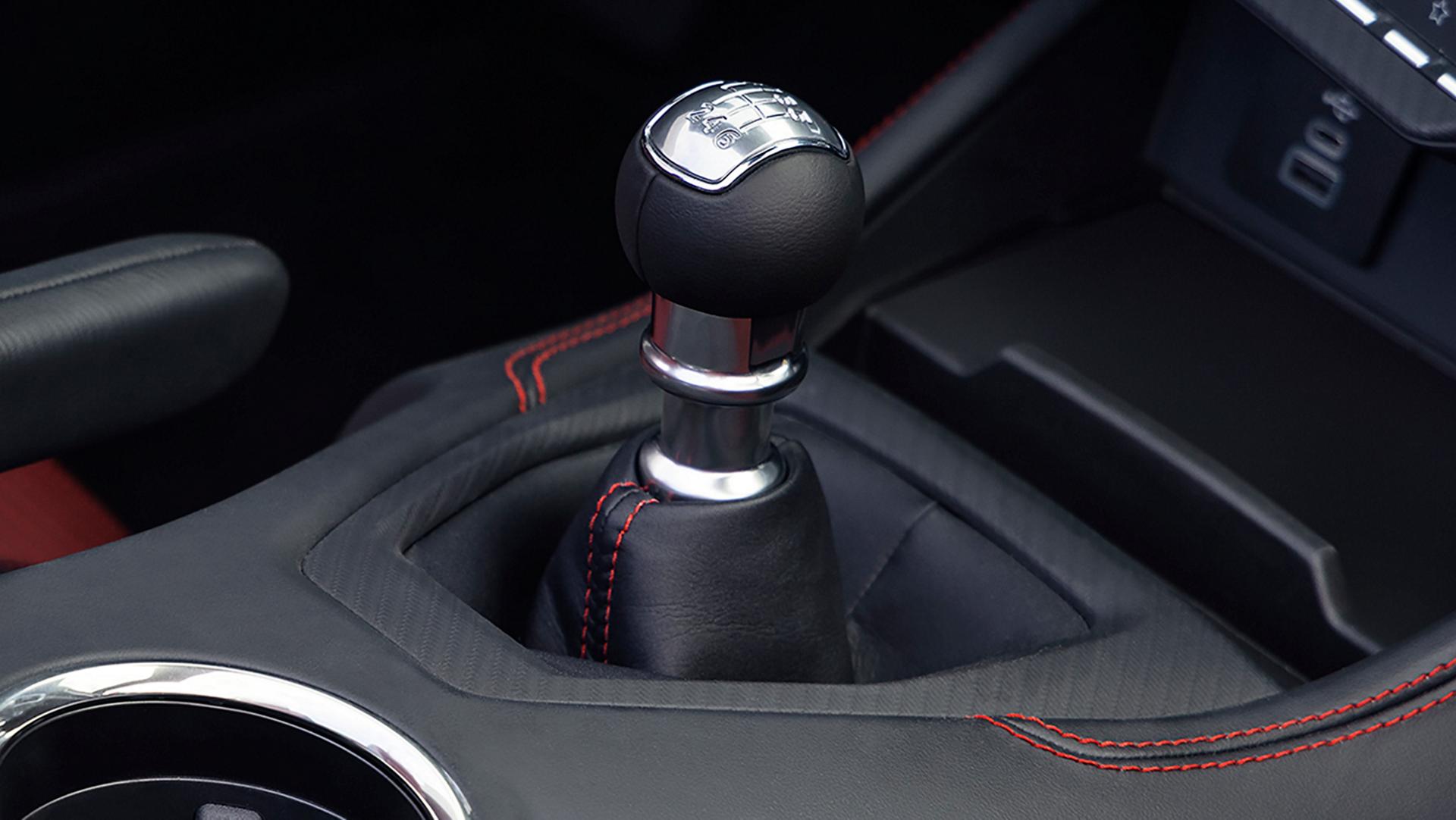 Sélecteur de transmission manuelle à 6 vitesses de la Ford Mustang® GT 2026 avec intérieur rouge carmin en option