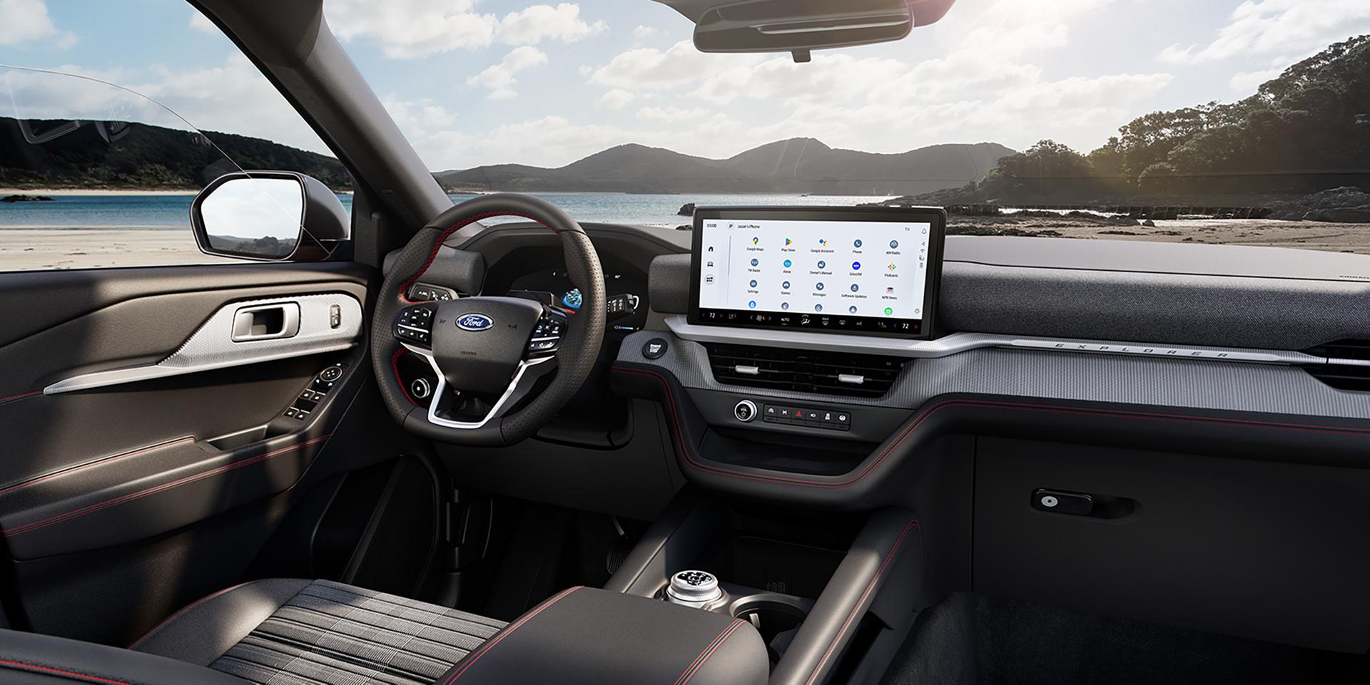 L’intérieur d’un VUS Ford Explorer®b2027, montrant l’écran central de 13 pouces