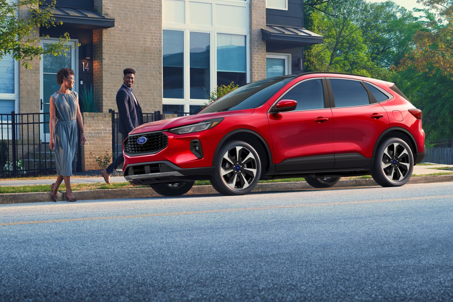 Un Ford Escape® rouge stationné à l'extérieur d'une maison