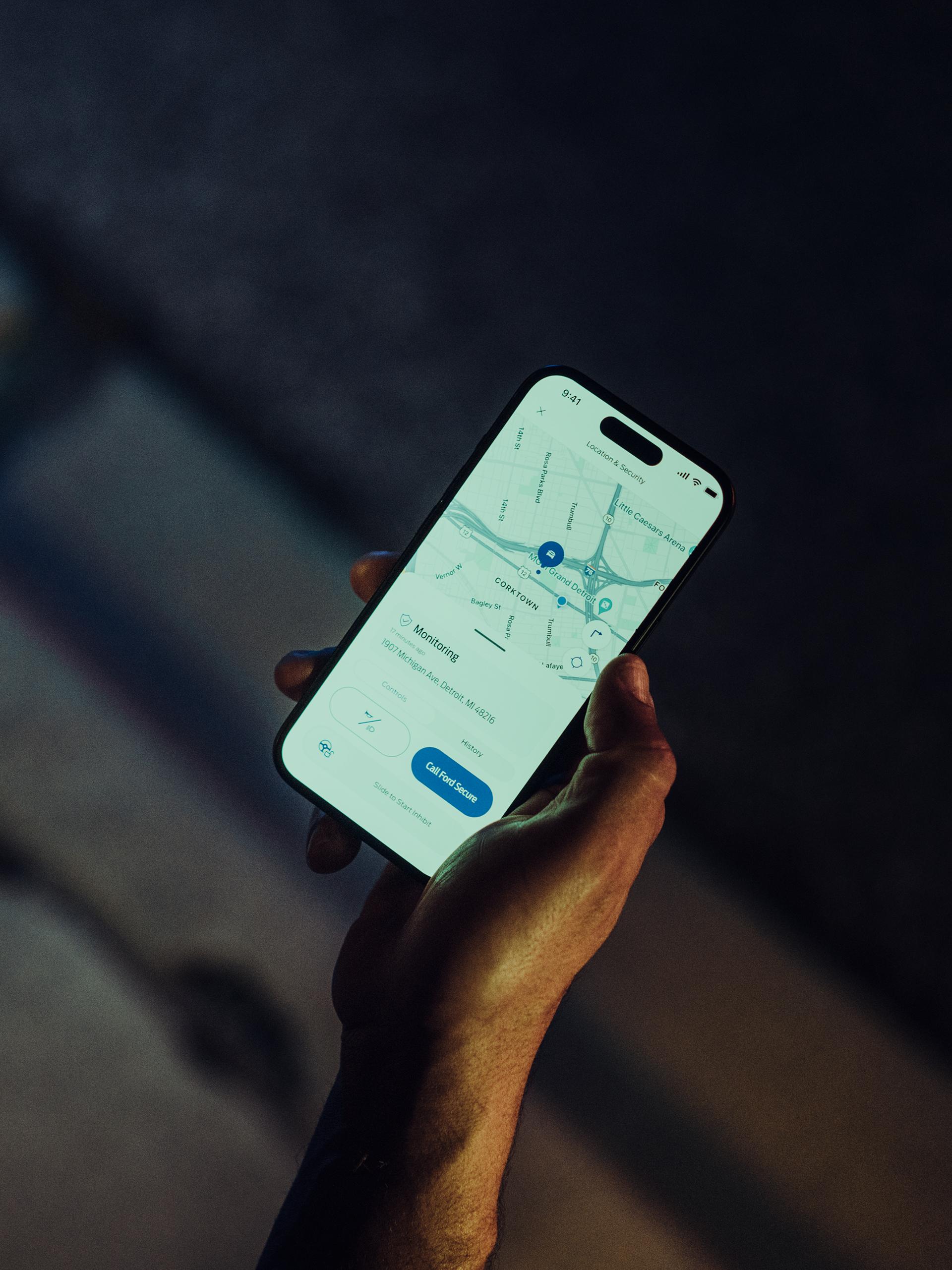 Personne recevant des alertes de l’ensemble de sécurité Ford sur un téléphone cellulaire