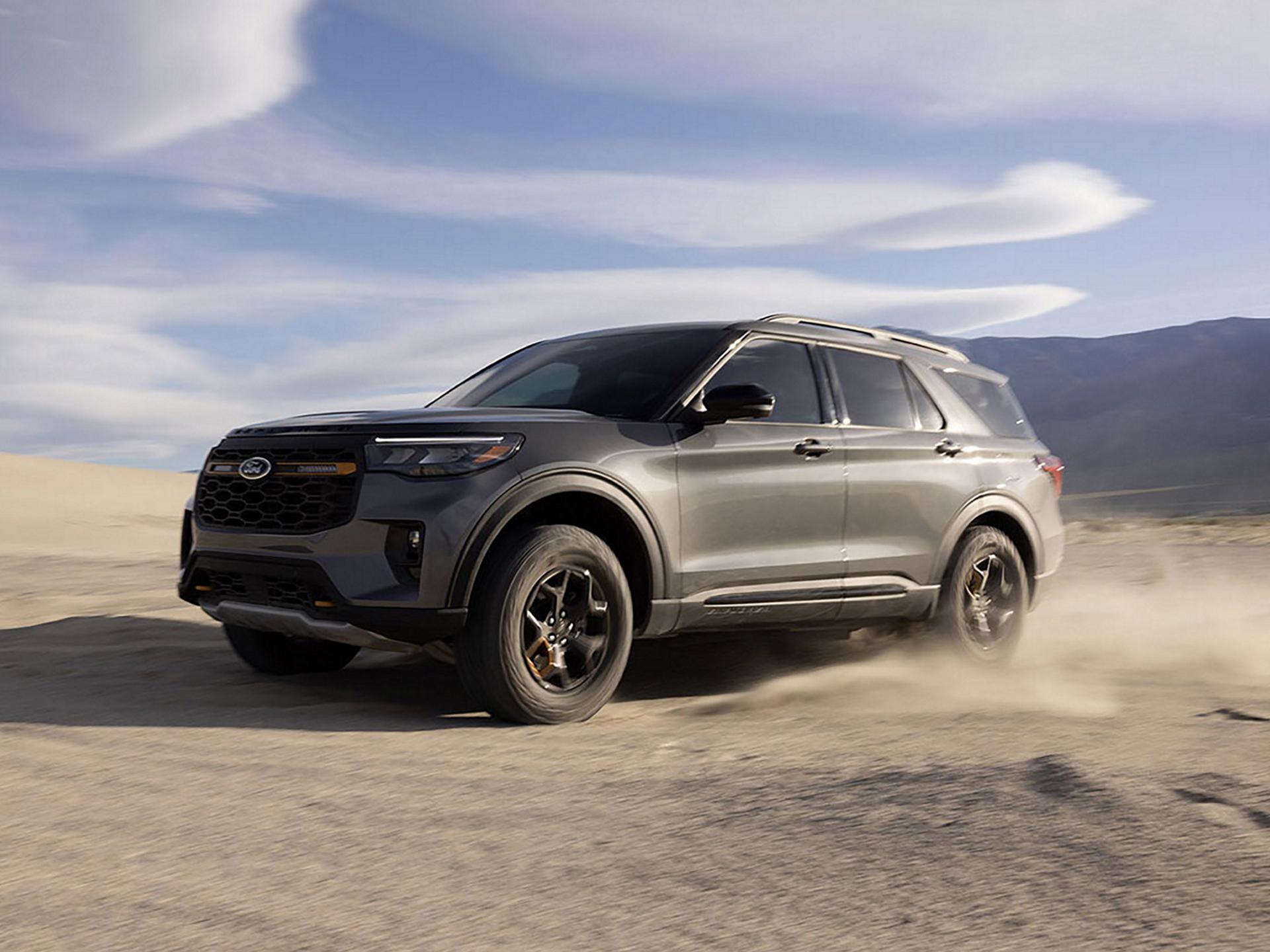 Un VUS Ford Explorer® ST-Line 2027 roulant sur un paysage sablonneux