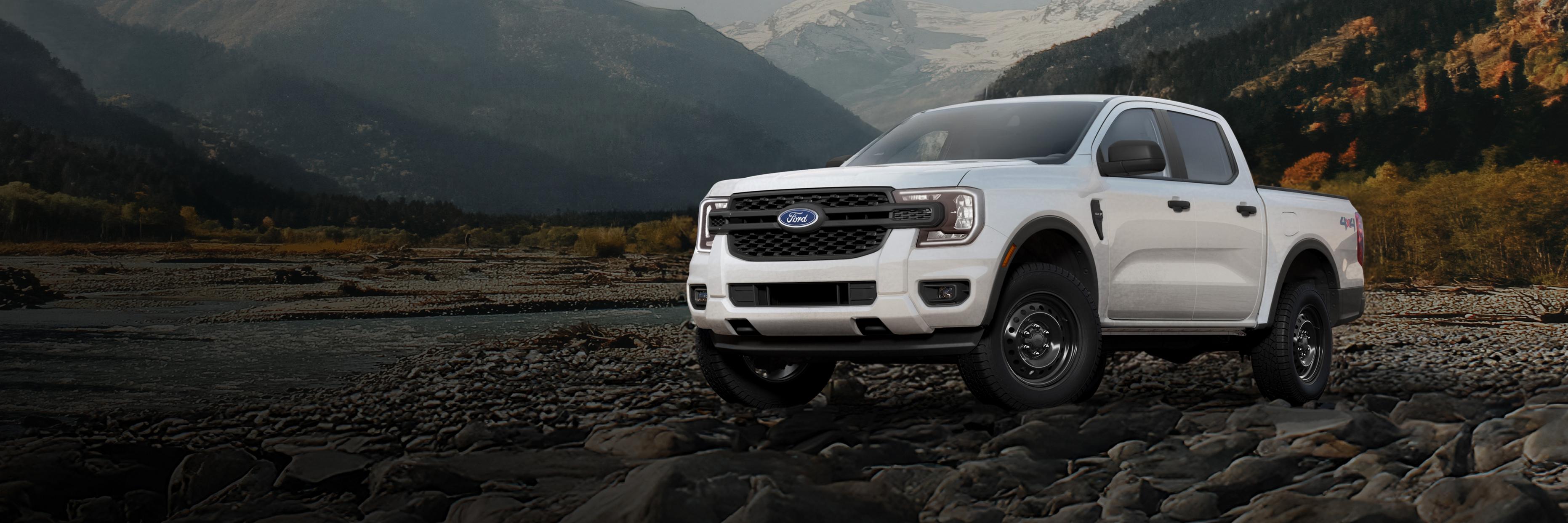 Un modèle Ford Ranger® XL 2026 stationné sur une rive rocheuse dans les montagnes