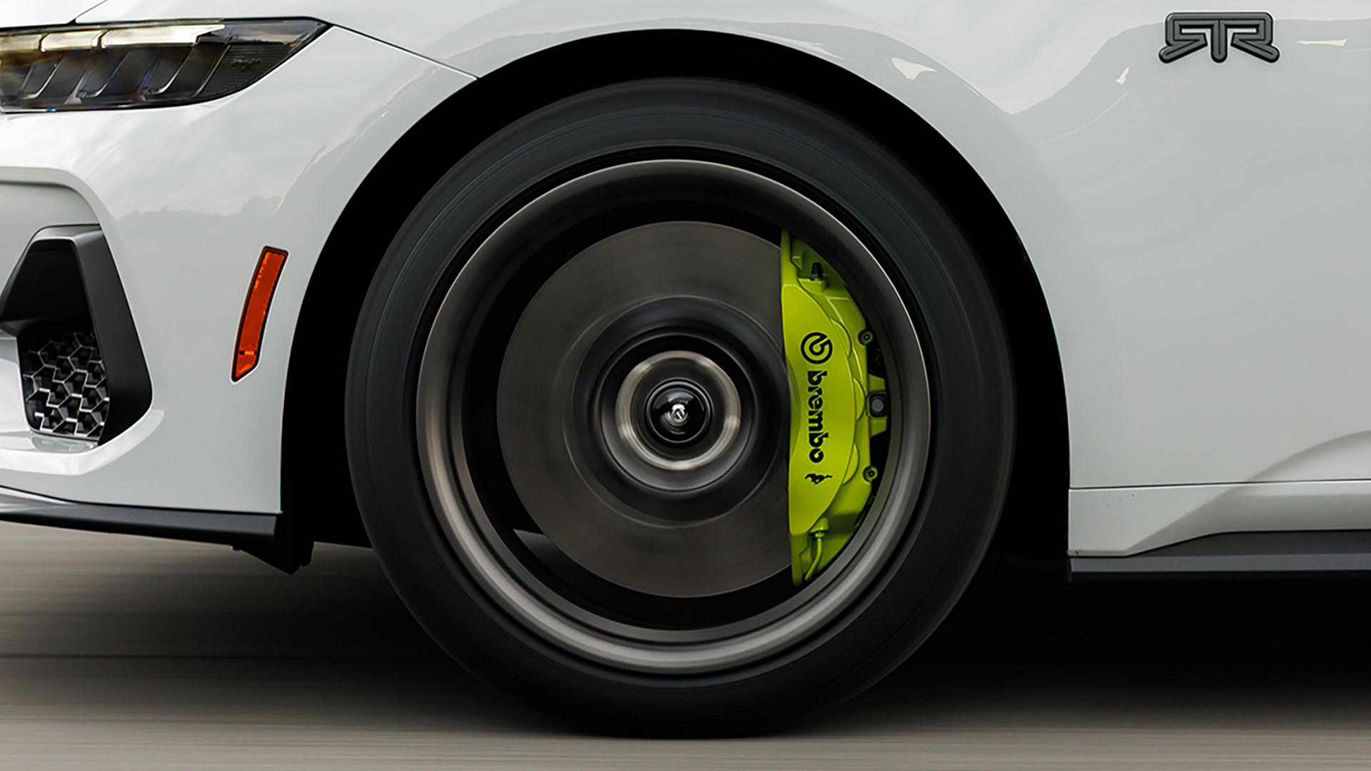 Ford Mustang® EcoBoost® coupé 2026 stationnée avec ensemble Mustang® RTR® et étriers de frein Brembo™ lime hyper en option.