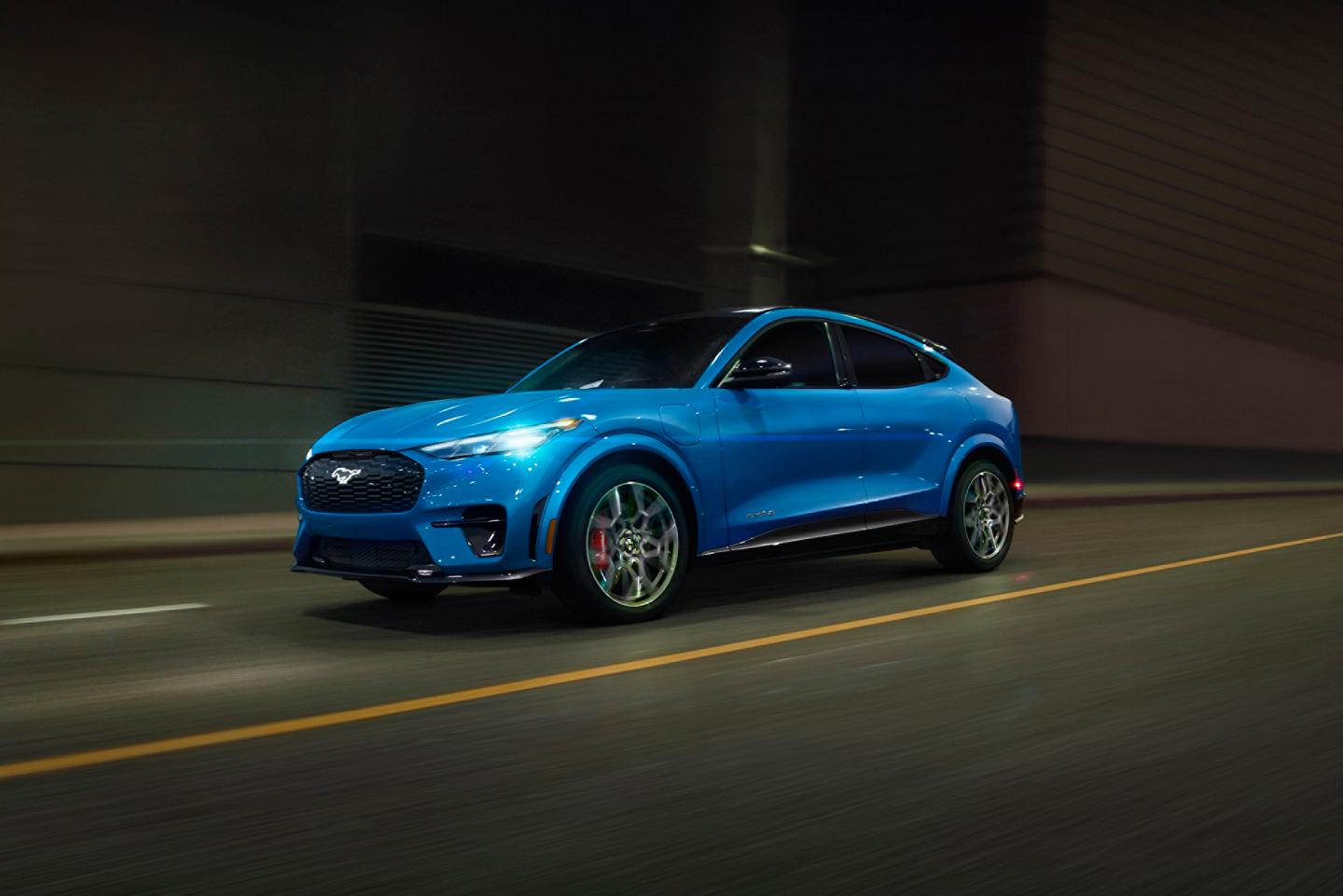 Modèle Ford Mustang Mach-E® 2026 circulant dans une rue de la ville