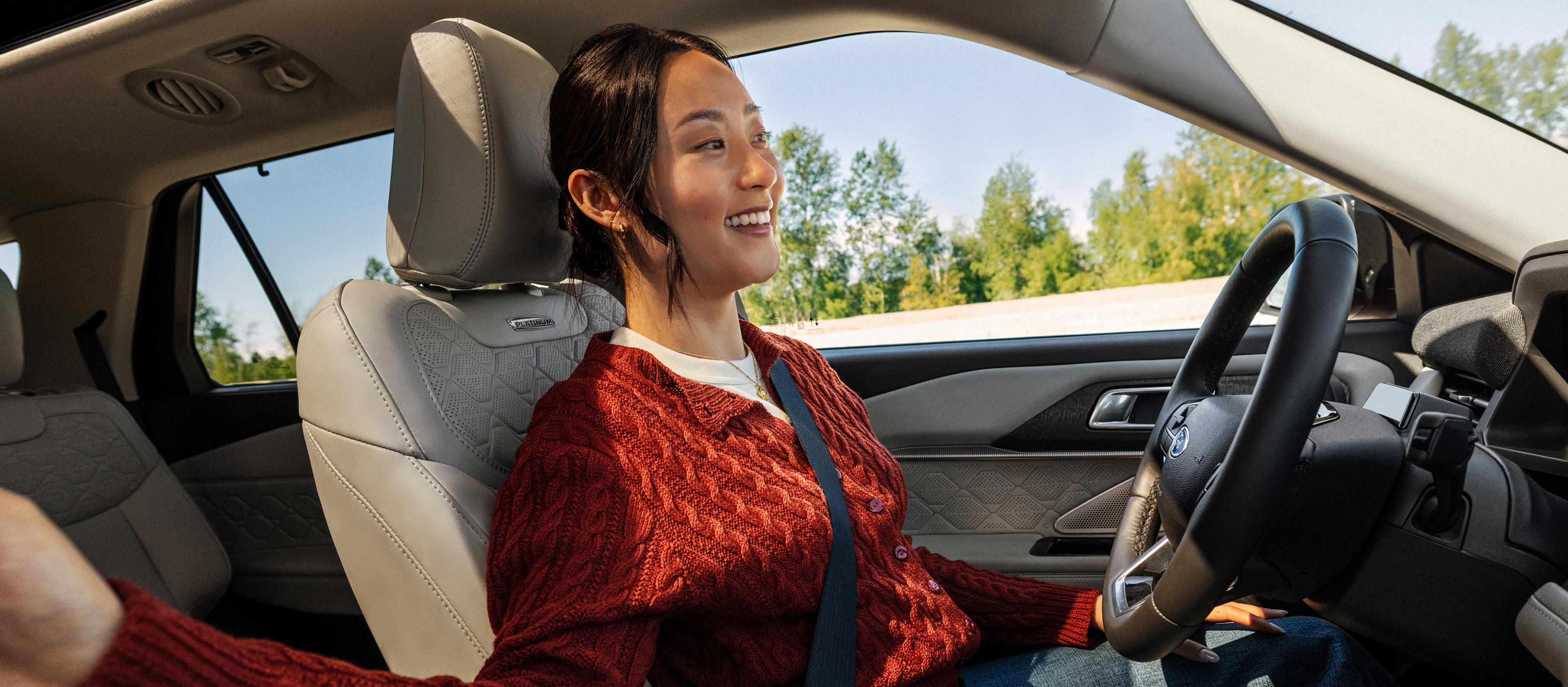 Une personne au volant d'un VUS Ford Explorer® roulant sur l'autoroute, en utilisant la fonction BlueCruise.
