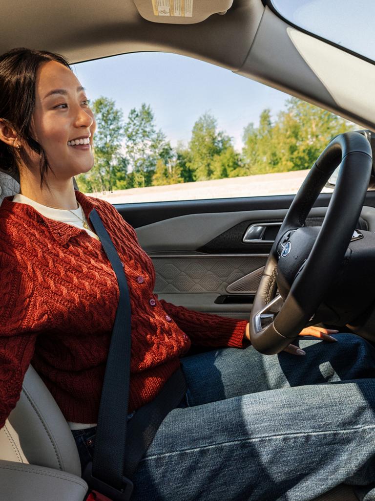 Une personne conduisant mains libres sur l’autoroute grâce au système Ford BlueCruise en option sur le VUS Ford Explorer® 2026