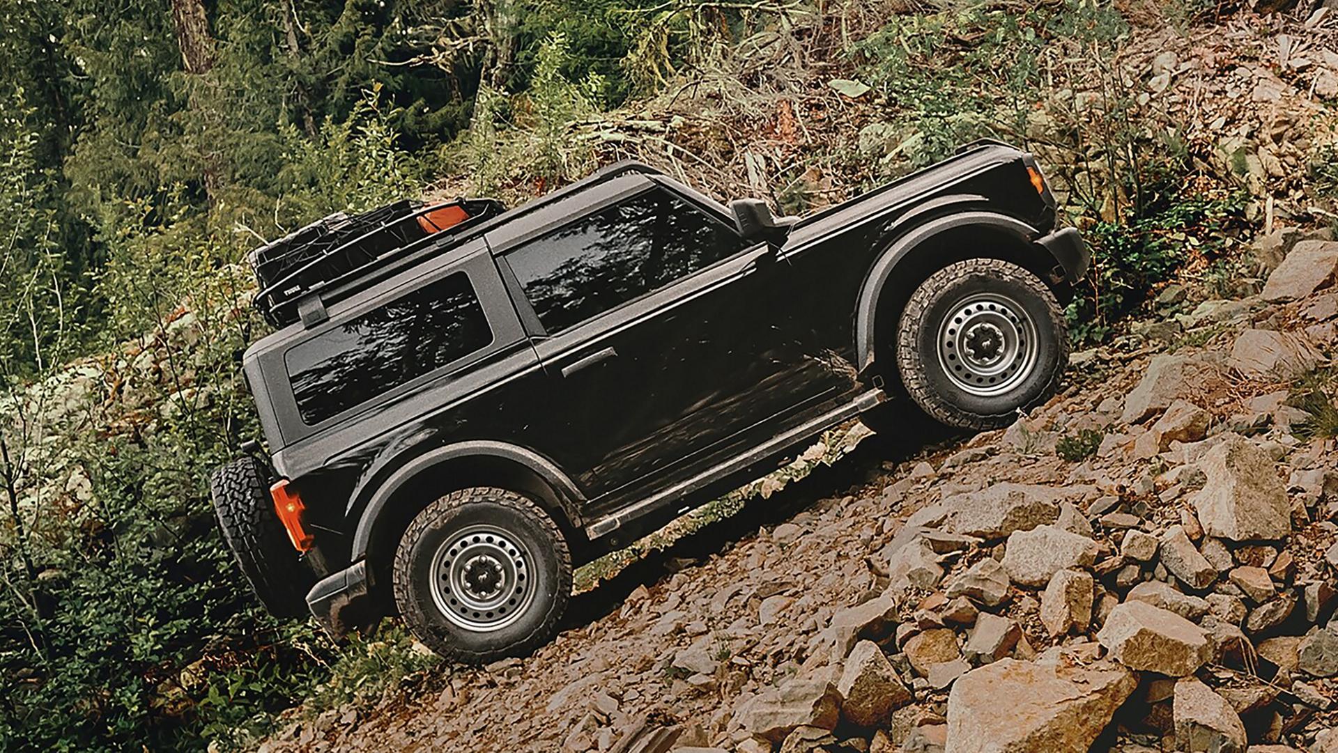 Un VUS Ford Bronco® 2026 grimpant une colline rocheuse abrupte