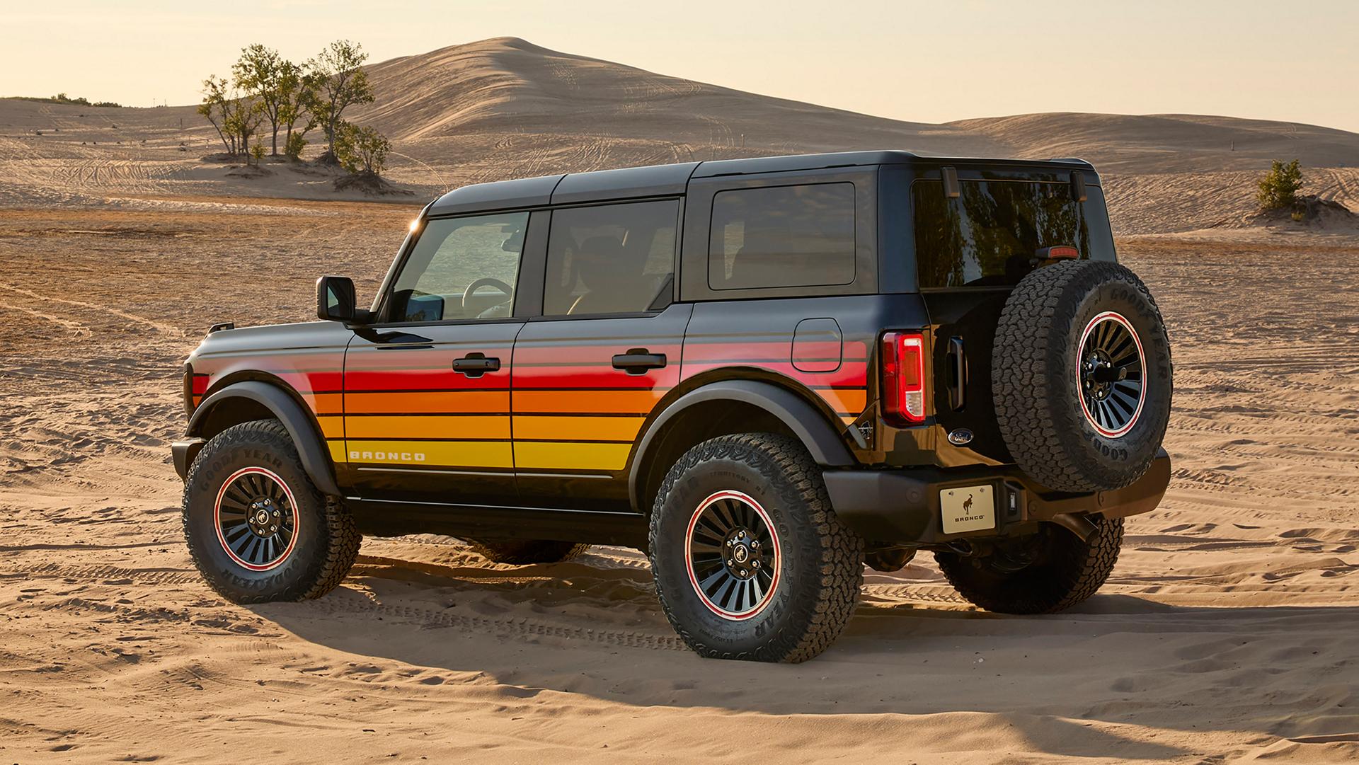 Un VUS Ford Bronco® 2026 avec l’ensemble décor Free Wheeling™ en option garé sur une plage