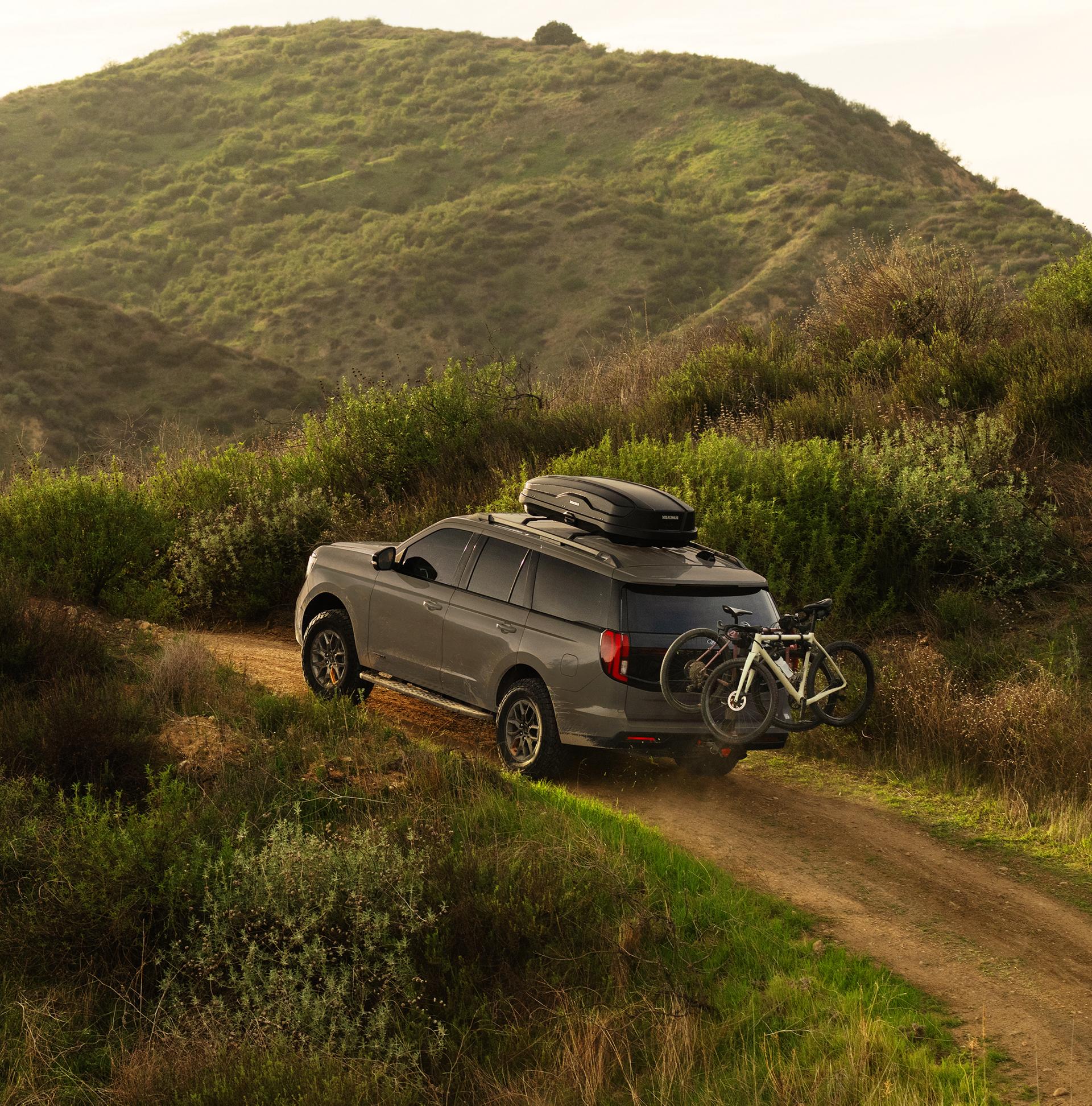 VUS Ford Expedition® Tremor® 2026 avec un accessoire porte-vélos et porte-bagages de toit en option