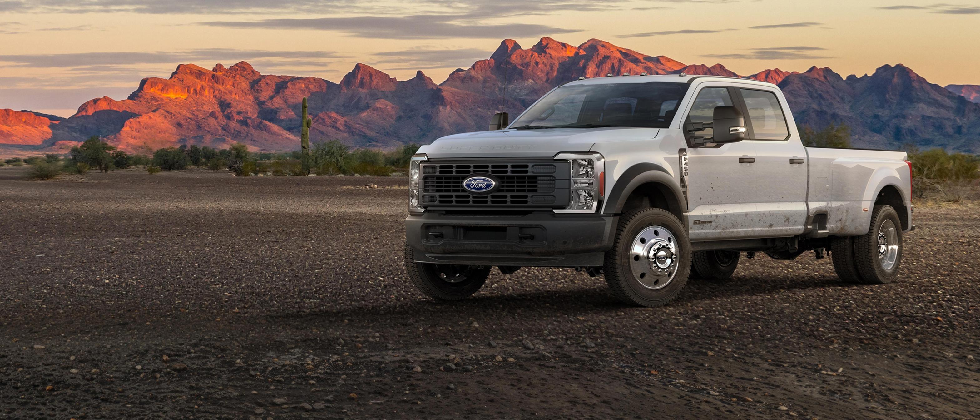 Camion Ford Super Duty® F-450® XL 2026 stationné sur une route de terre dans les montagnes