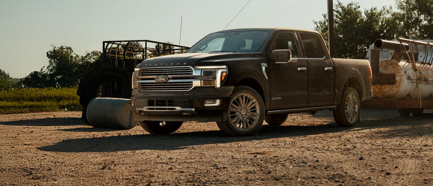 Un F 150 remorquant du matériel lourd.