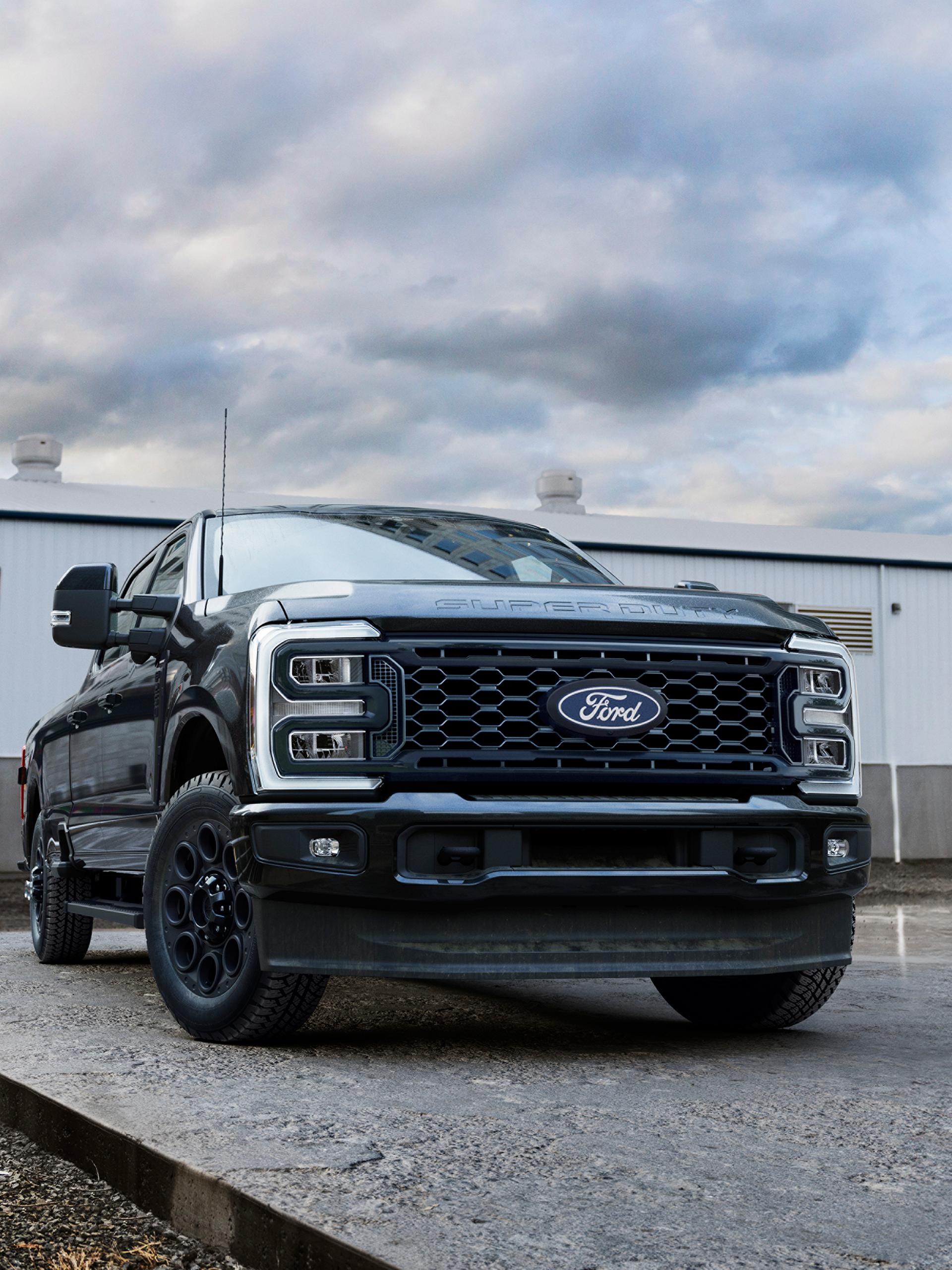 Le camion Ford Super Duty® 2027 avec ensemble décor noir stationné sur une dalle de ciment