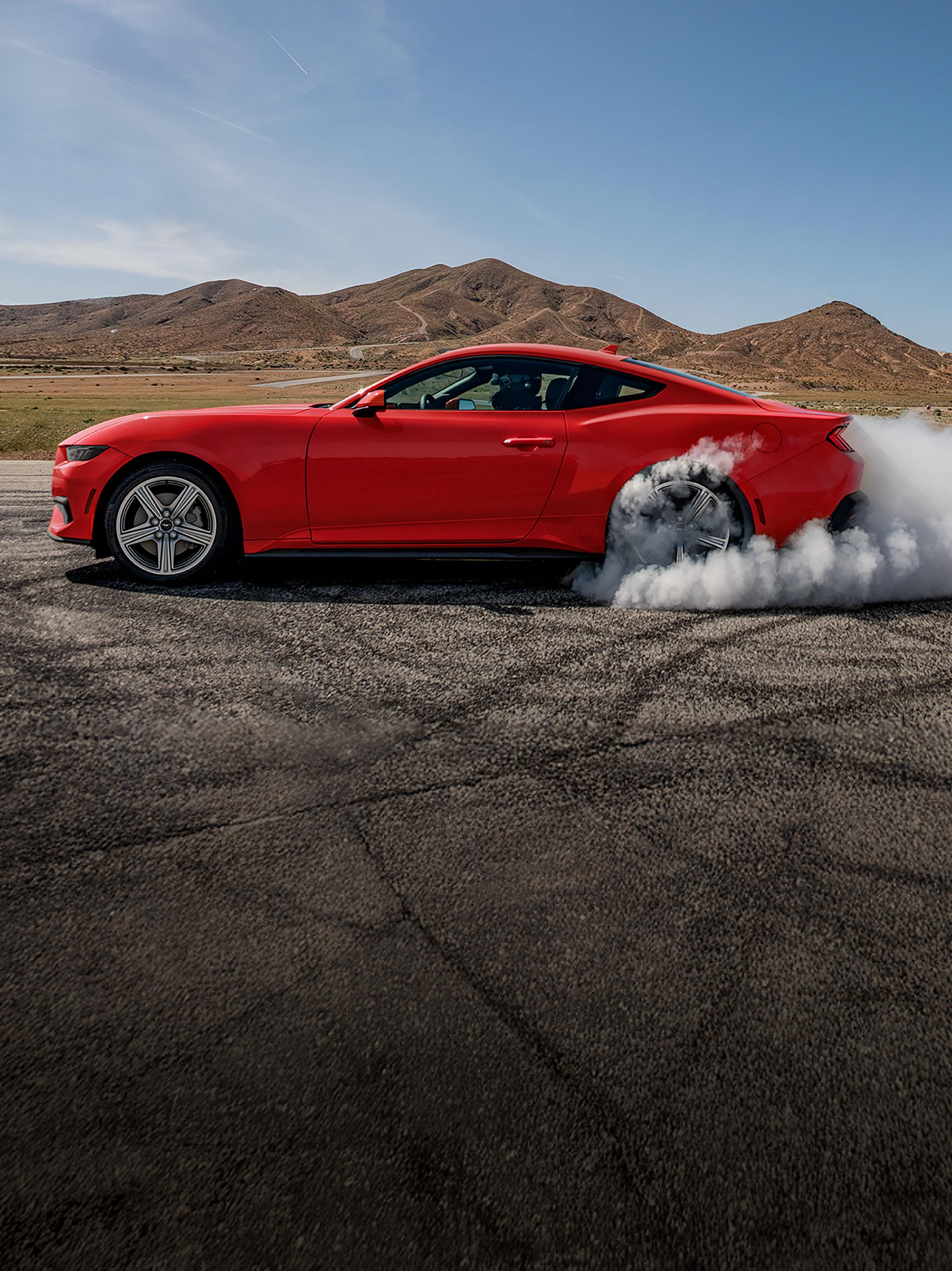 Ford Mustang® EcoBoost® Coupé 2026 faisant un dérapage contrôlé sur un parcours de course
