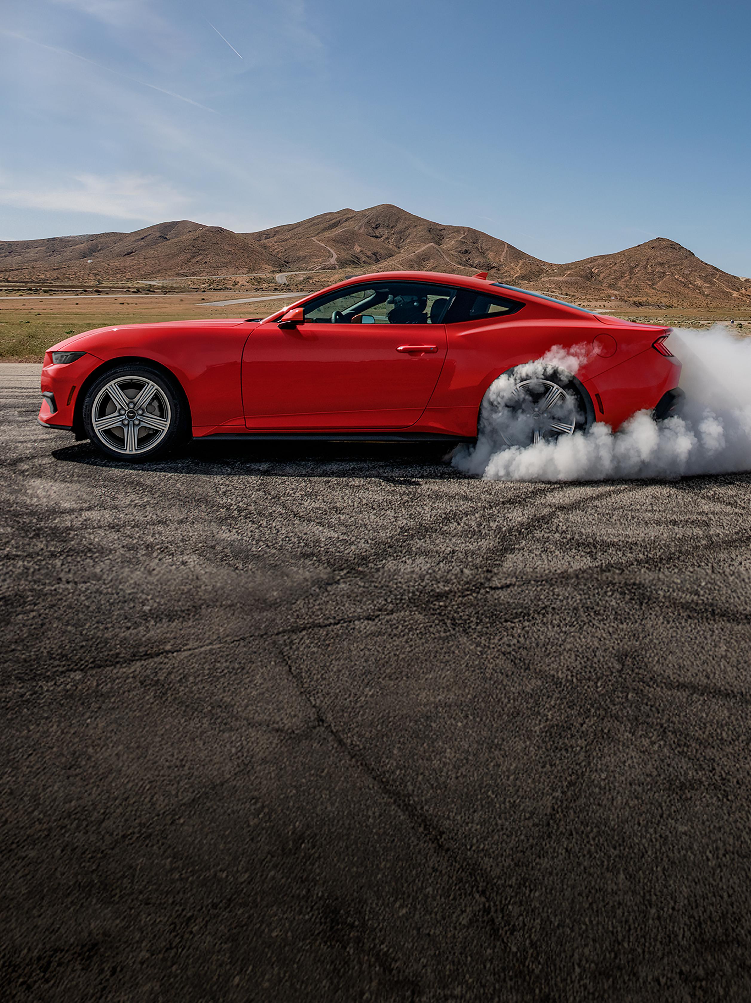 Ford Mustang® EcoBoost® Coupé 2026 faisant un dérapage contrôlé sur un parcours de course