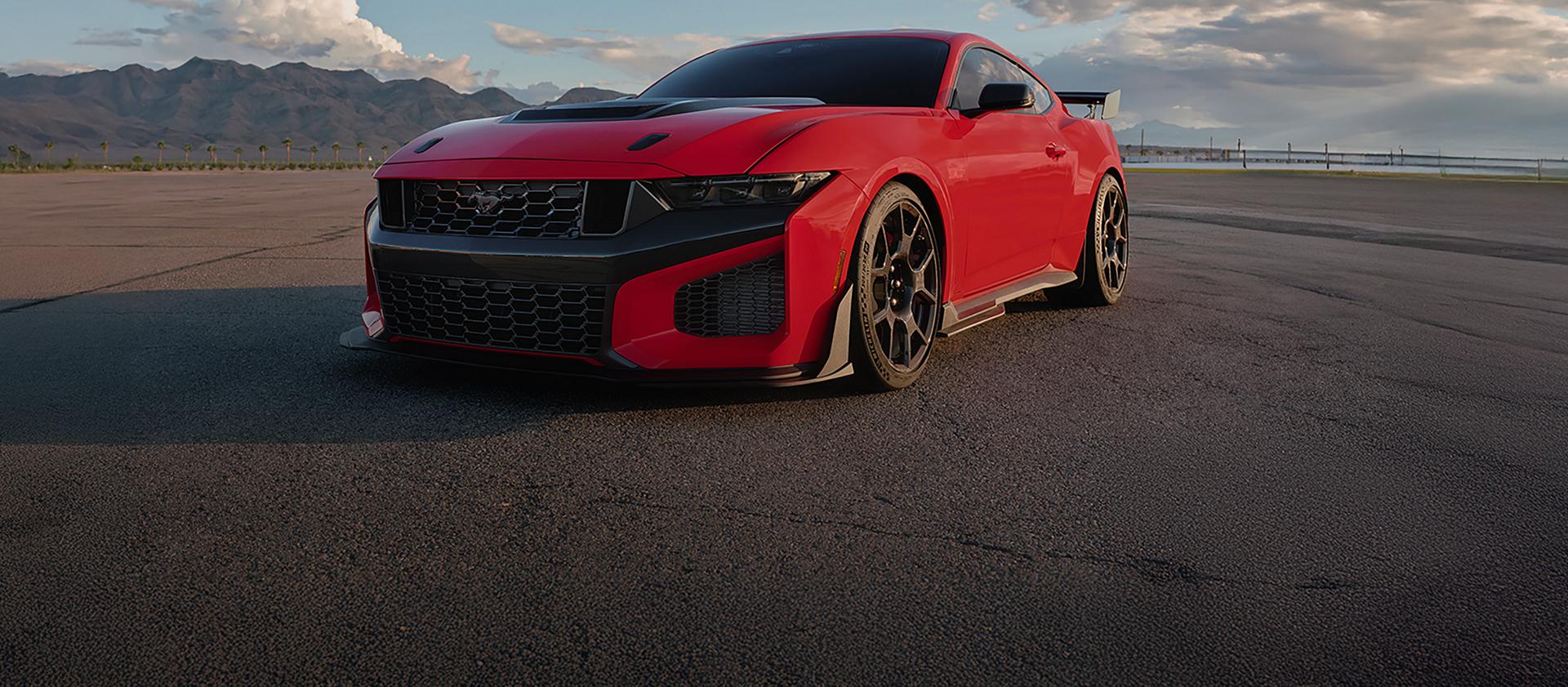 Une Mustang Dark Horse® SC 2026 avec forfait de piste disponible et équipement en option dans un stationnement.