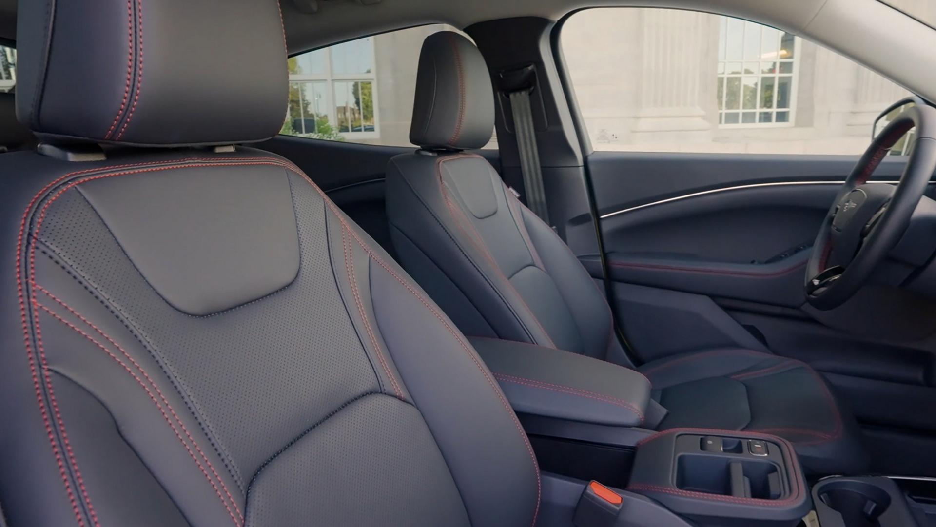 Rangée avant d’un VUS Ford Mustang Mach-E® 2026