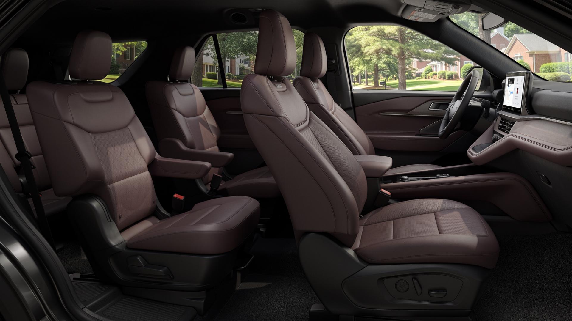 Une coupe montrant l’intérieur d’un VUS Ford Explorer® Platinum™ 2027