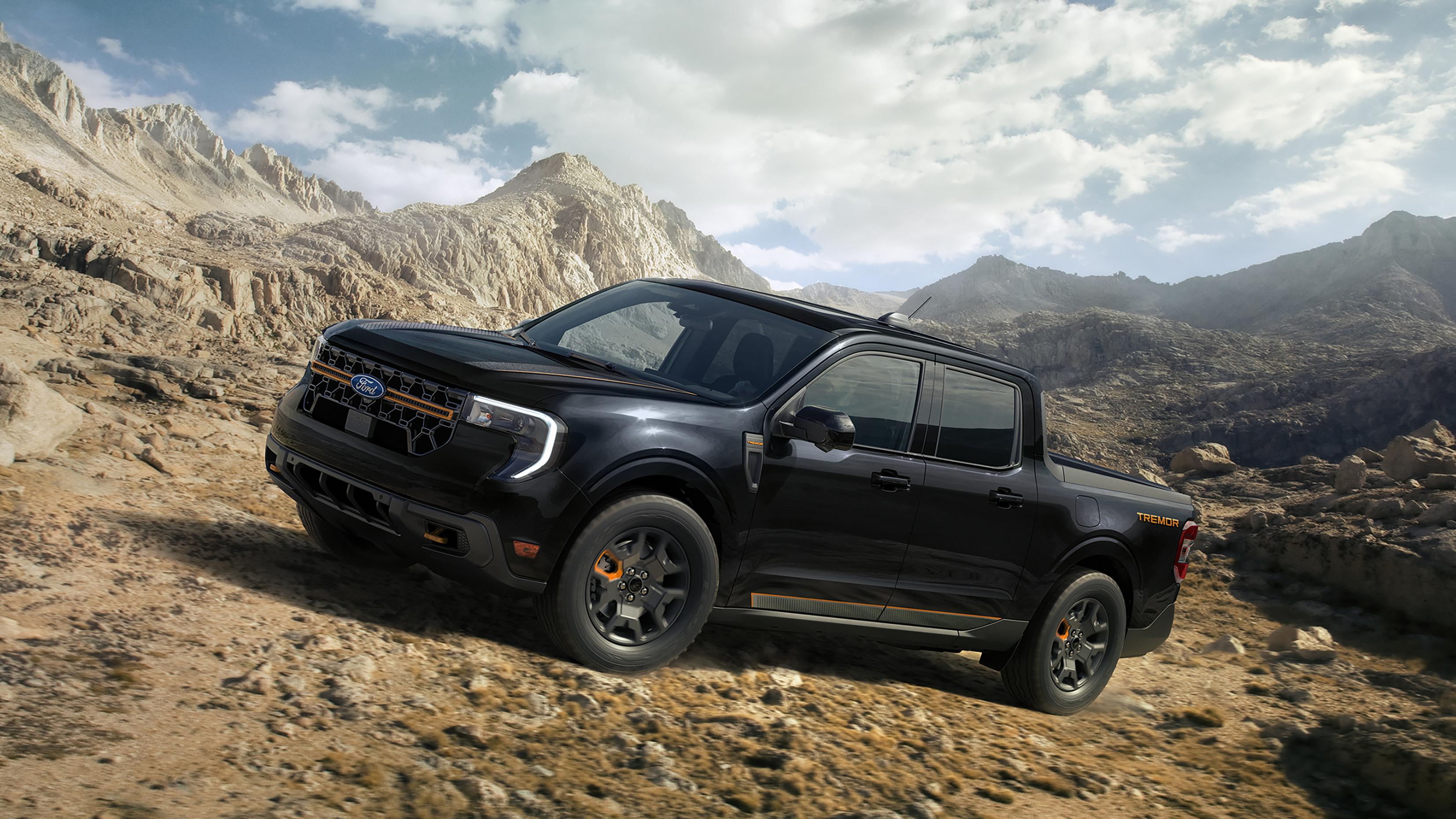 Un modèle Ford Maverick® Tremor® 2026 circulant sur une colline rocheuse