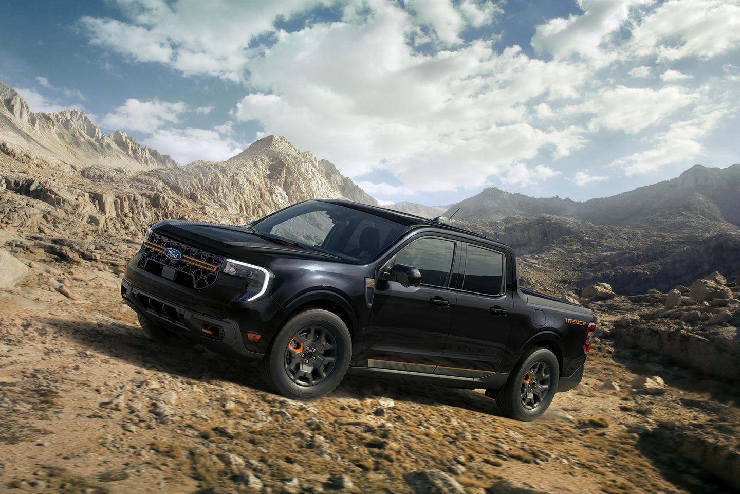 Modèle Ford Maverick® Tremor® 2026 conduit sur un versant rocheux