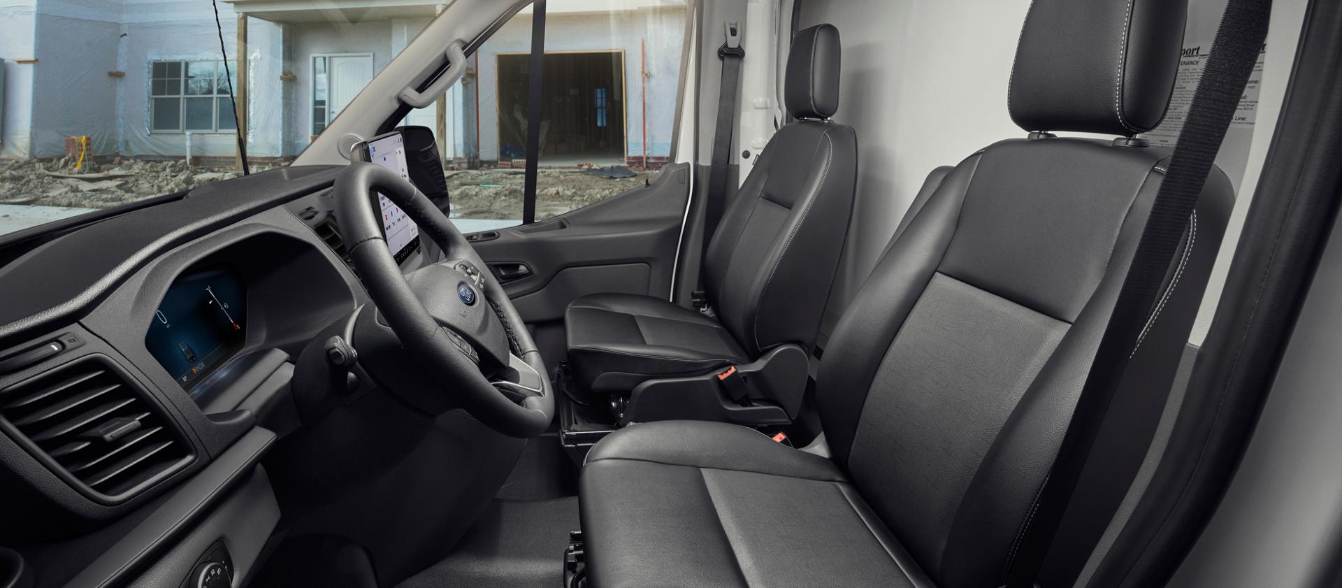 Intérieur d’une fourgonnette Ford Transit® montrant les sièges conducteur et passager en vinyle , gris Palazzo foncé, le volant et le tableau de bord