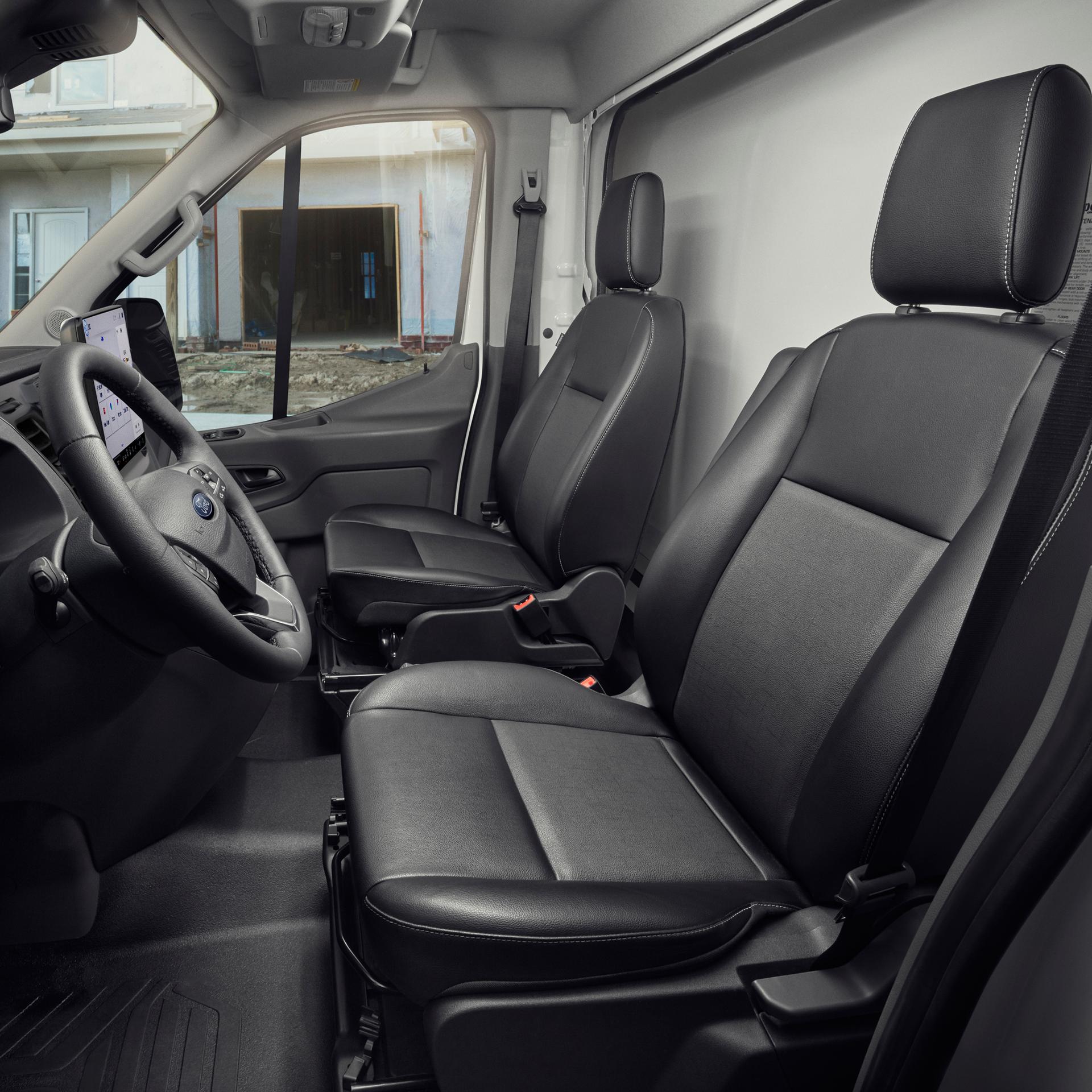 Intérieur d'une fourgonnette Ford Transit® présentant des sièges conducteur et passager, un volant et un tableau de bord en vinyle gris foncé Palazzo.