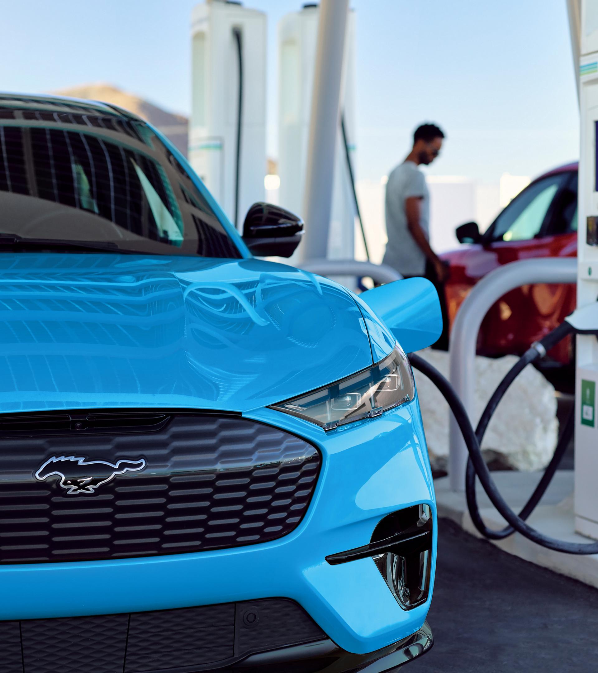 Une Mustang Mach-E stationnée à une station de recharge publique.