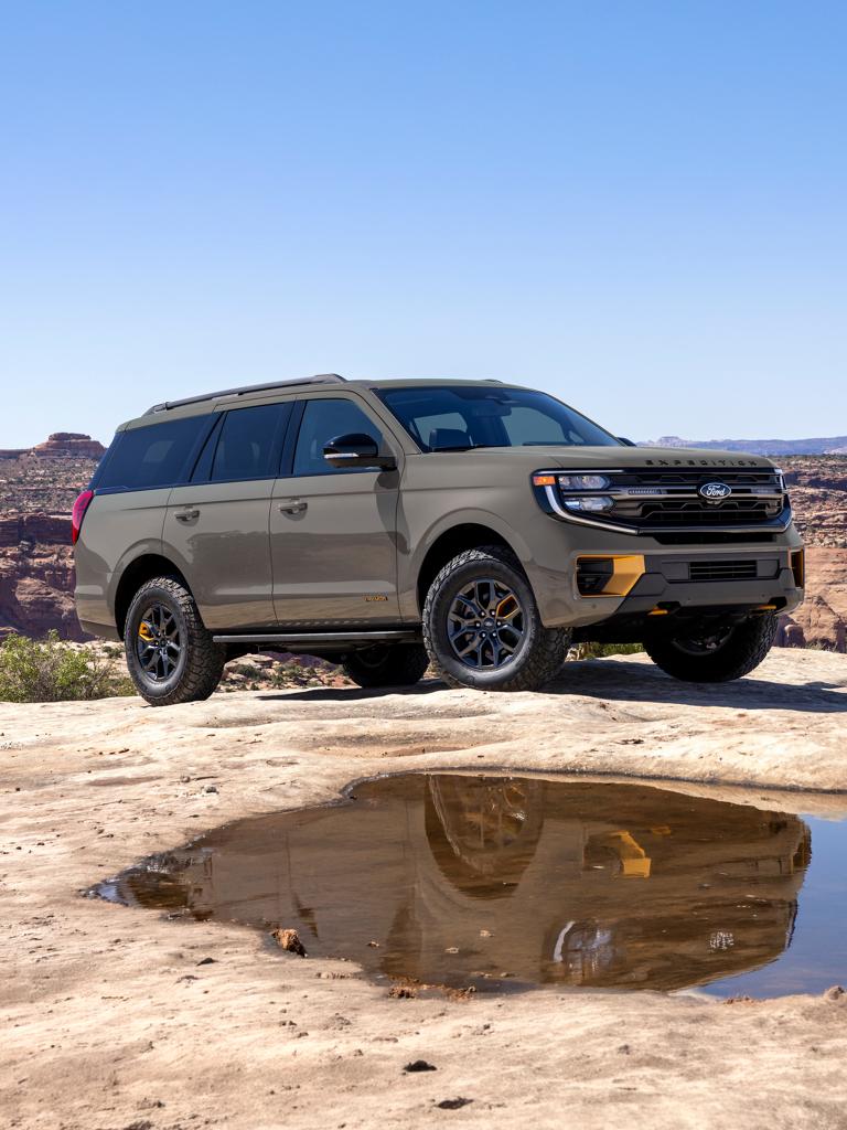 VUS Ford Expedition® Tremor® 2026 stationné dans le désert