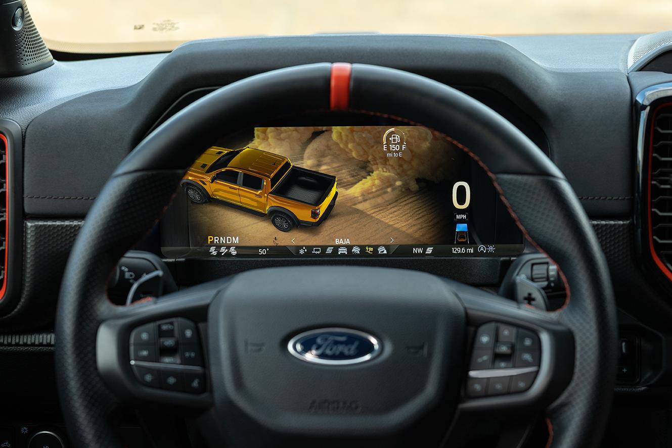 Vue intérieure de l’affichage tête haute et du volant dans un véhicule Ford.