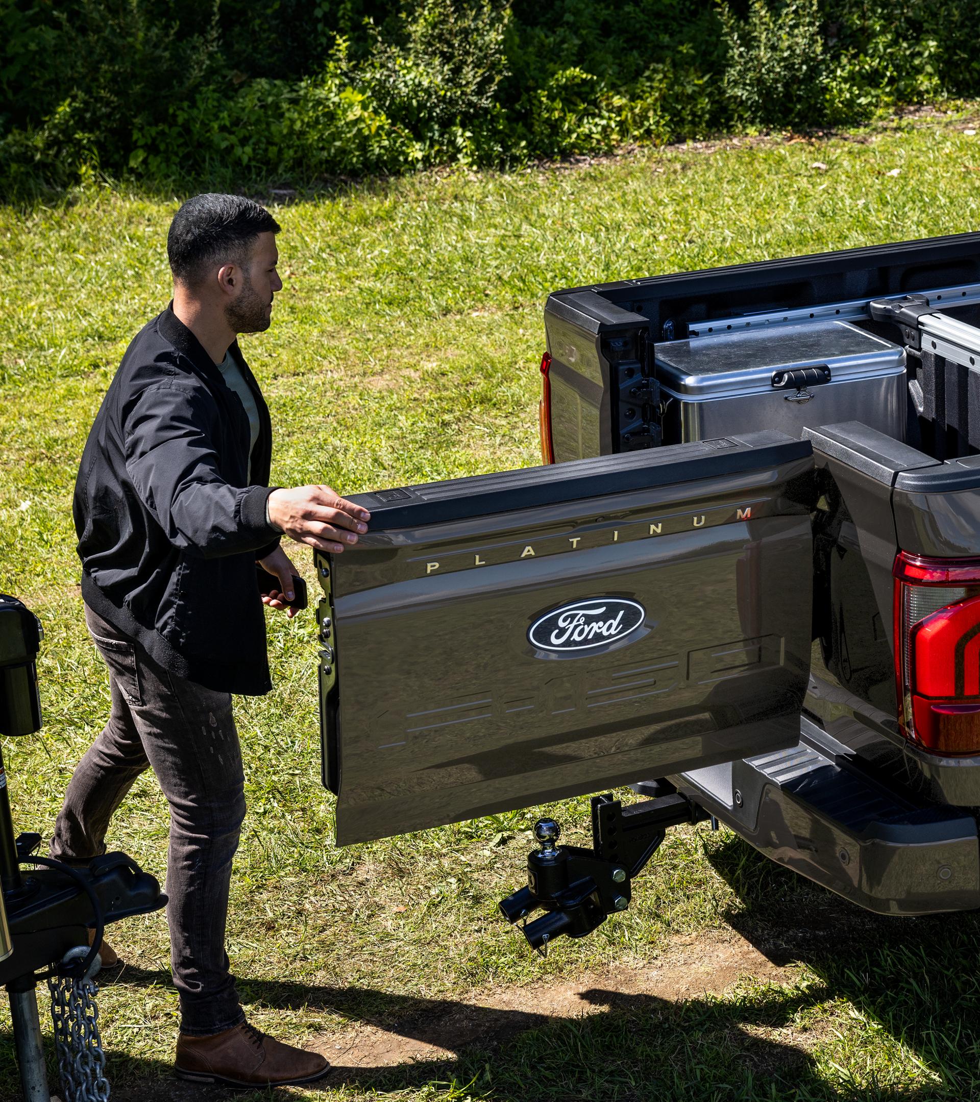 Un homme accède au portail pivotant intégré d’un camion Ford F-150® 2025 avec le hayon Pro Access