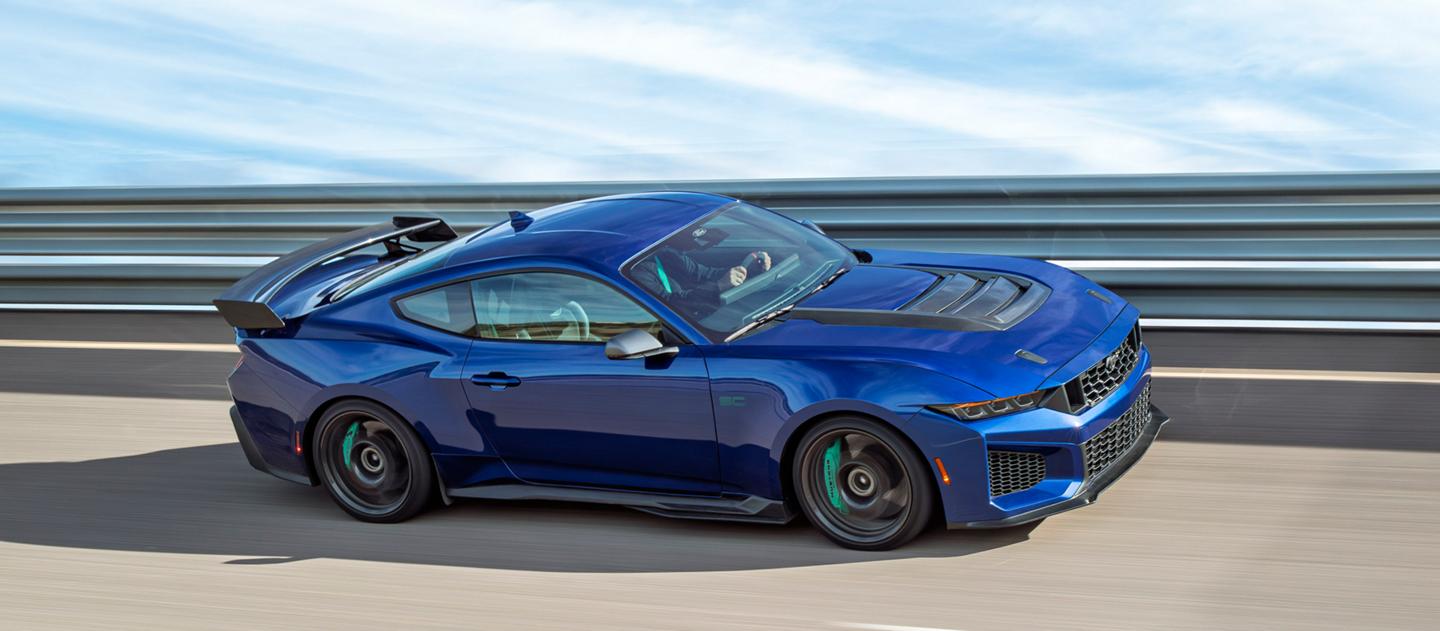 Une Ford Mustang Dark Horse® SC 2026 équipée du Track Pack et d'options, roulant sur un circuit fermé