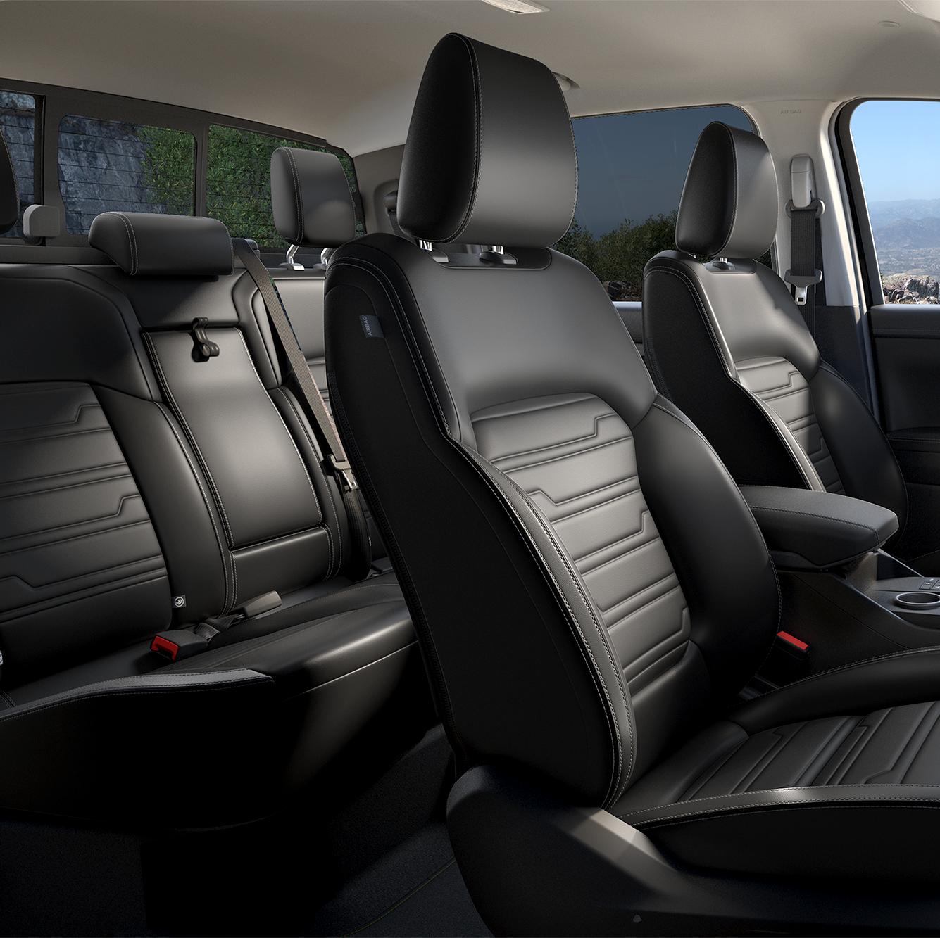 Vue intérieure trois quarts de l'avant et de l'arrière en cuir noir d'un Ford Ranger.