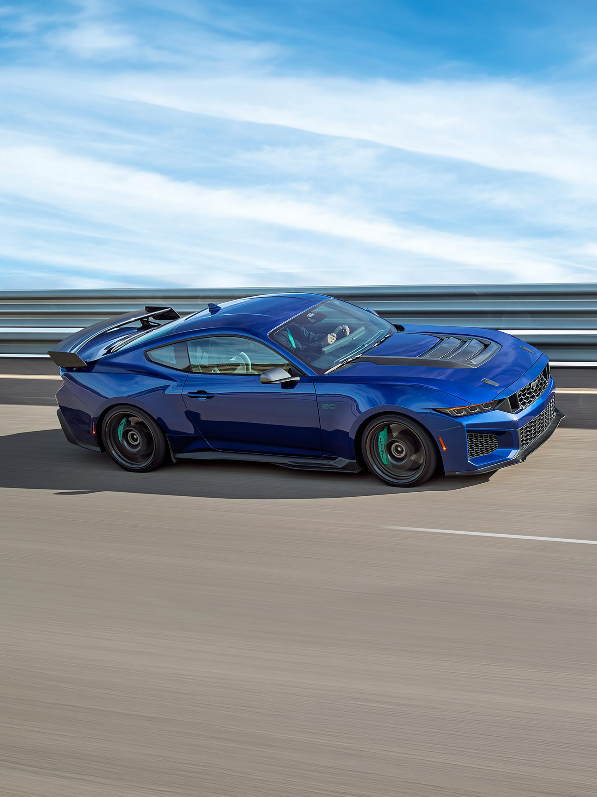 Modèle Ford Mustang Dark Horse® SC 2026 conduit sur un circuit fermé