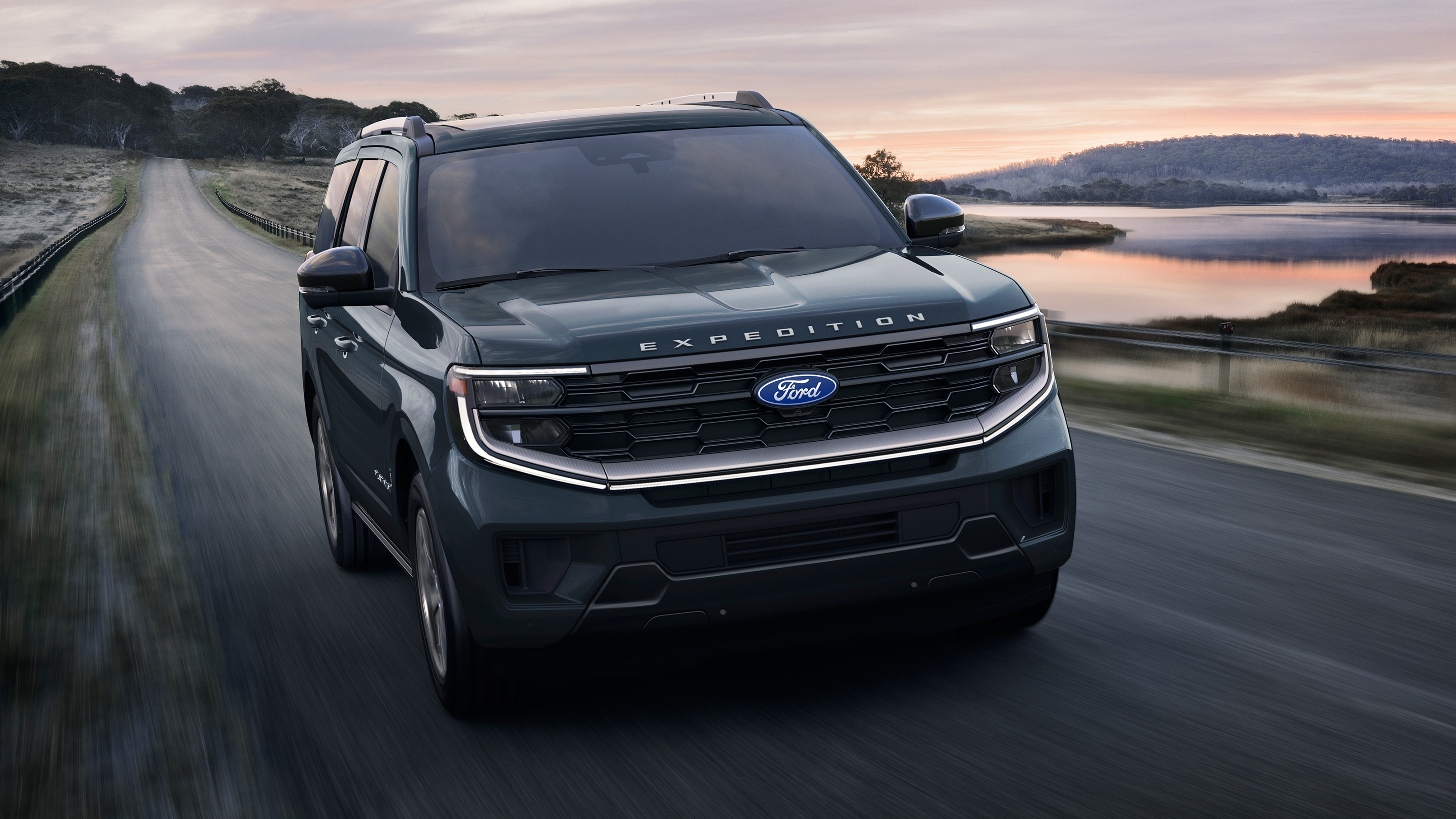 VUS Ford Expedition® Platinum™ 2027 avec ensemble Platinum™ Ultimate en option circulant sur une autoroute au bord du lac