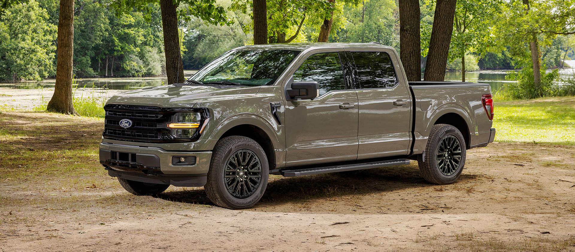 Camion Ford F-150® XLT 2027 stationné dans un boisé