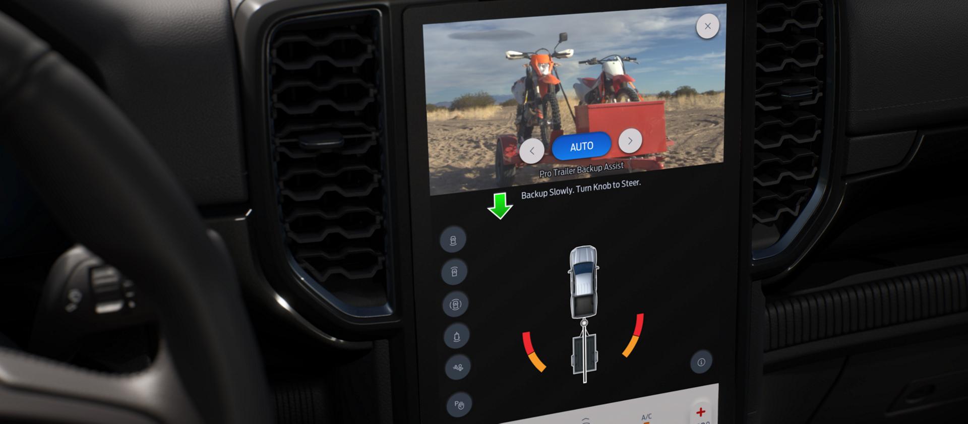 Photo de l’intérieur montrant la vue de la caméra de recul et les instructions de remorquage du Ford Ranger® 2025