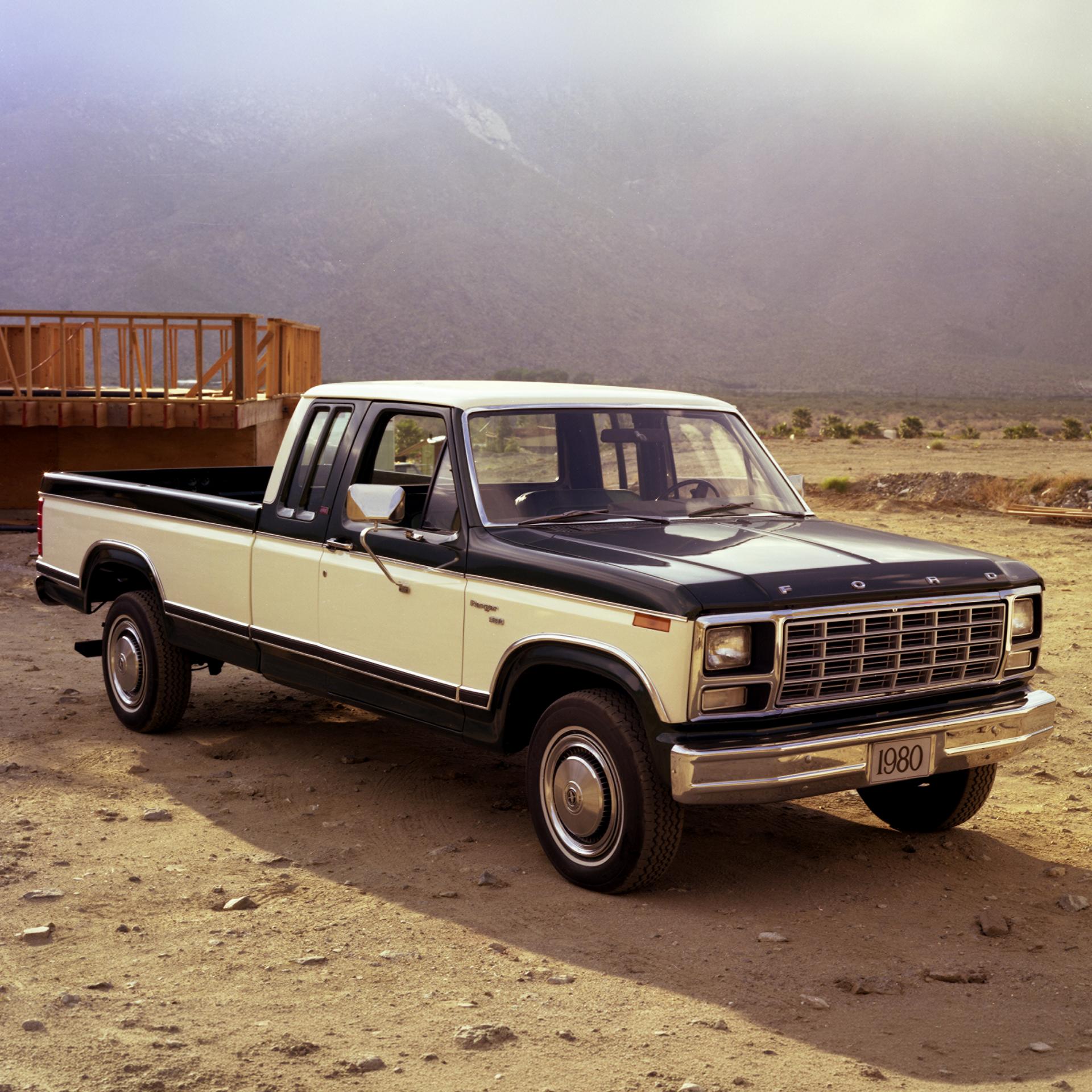 Un Ford F-150 de 1980 garé dans une plaine désertique.