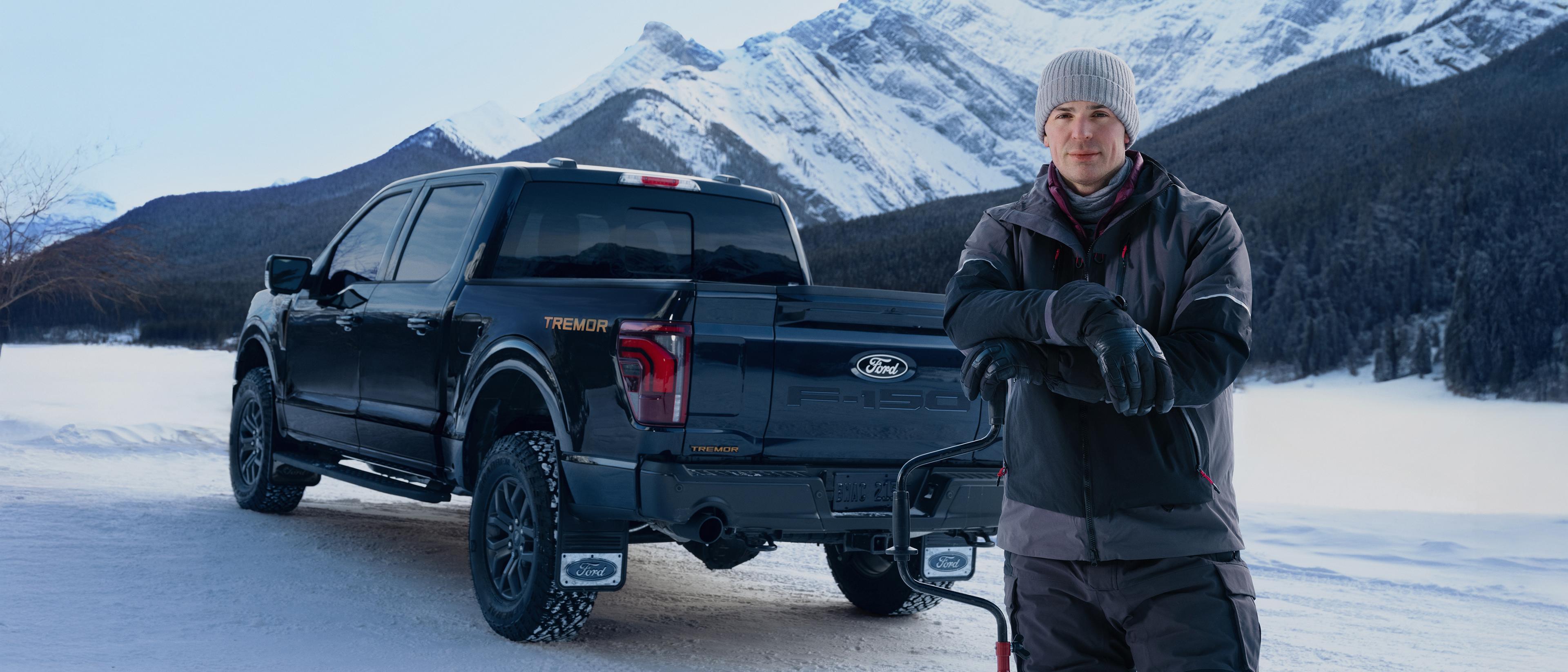 Carey Price se tient devant un F-150 Tremor sur une route de montagne enneigée.
