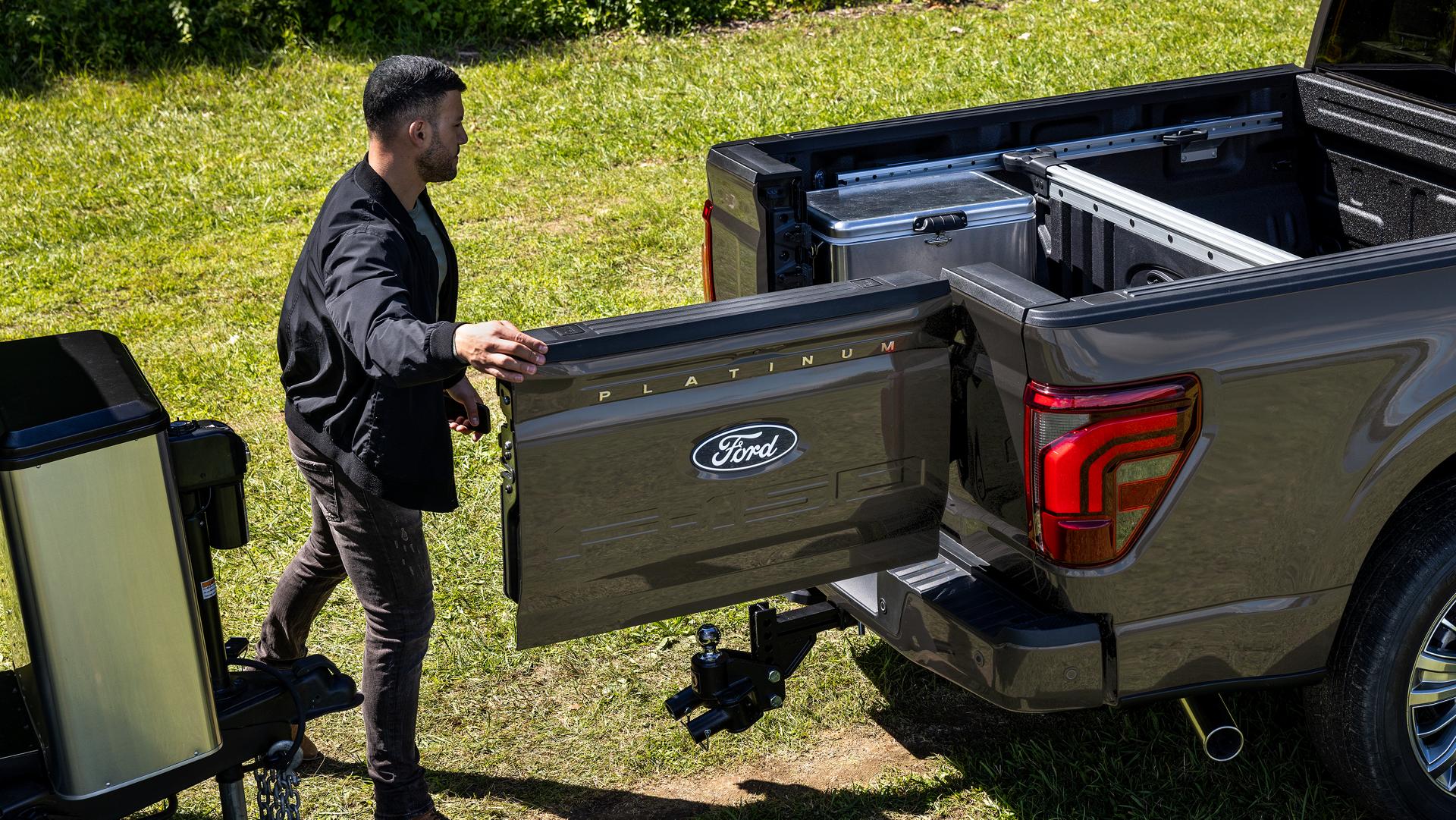 Homme utilisant la fonction de hayon Pro Access sur un modèle F-150® Platinum® 2026