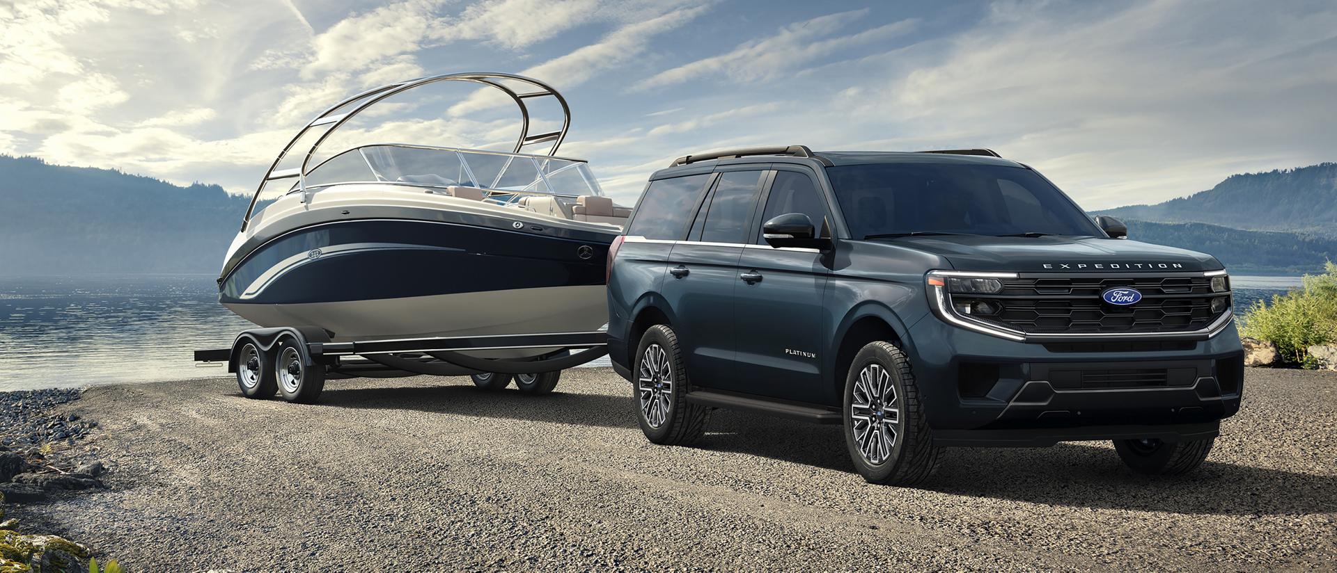 VUS Ford Expedition® Platinum™ 2027 avec un conducteur tirant un bateau sur une remorque