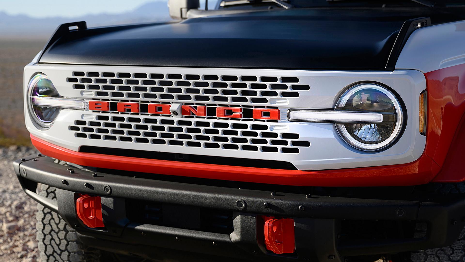 Gros plan sur la calandre d’un VUS Ford Bronco® Stroppe Edition 2026, garé sur un terrain rocheux
