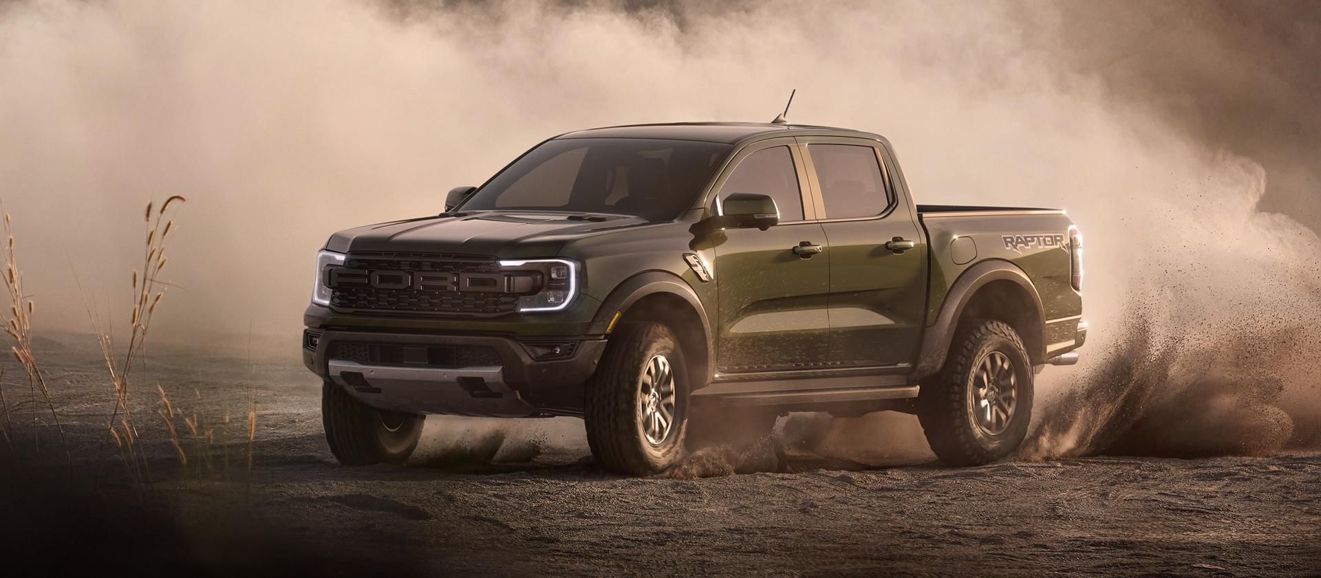 Un camion Ford Ranger® Raptor® 2025 étant conduit projetant de la poussière