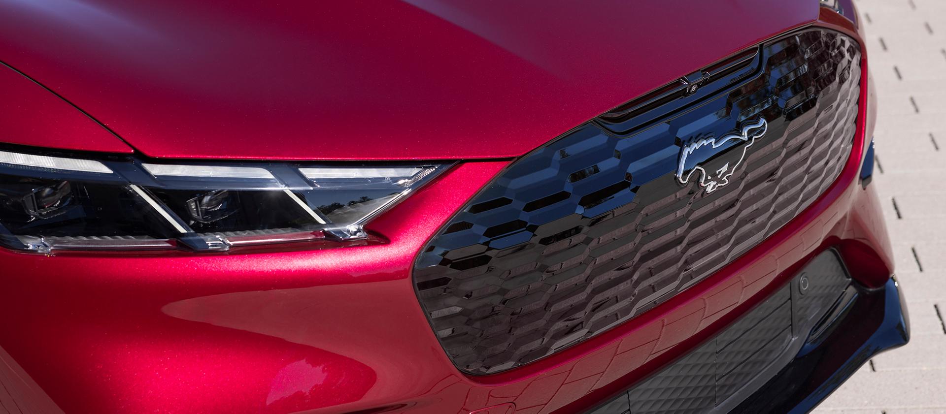 Gros plan de la calandre et de l’insigne de poney sur la Ford Mustang Mach-E® 2025