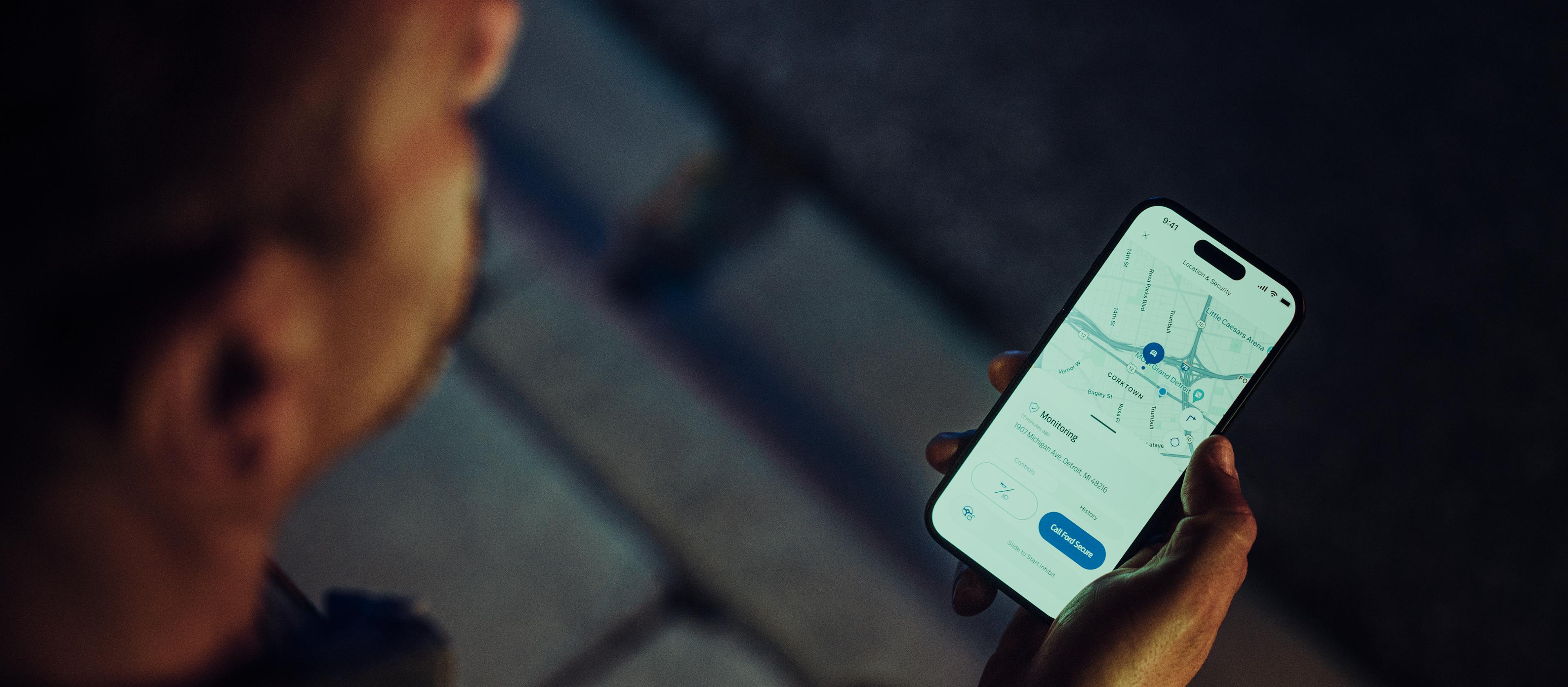 Personne recevant des alertes de l’ensemble de sécurité Ford sur un téléphone cellulaire