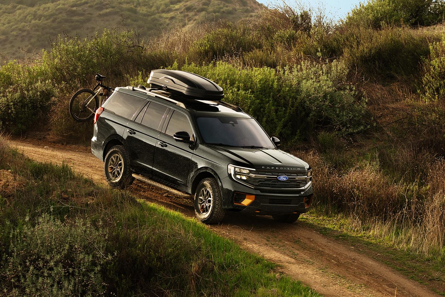Ford Expedition® Tremor® 2027, VUS avec équipements et accessoires Ford en option, photographié en train de rouler sur un chemin de terre