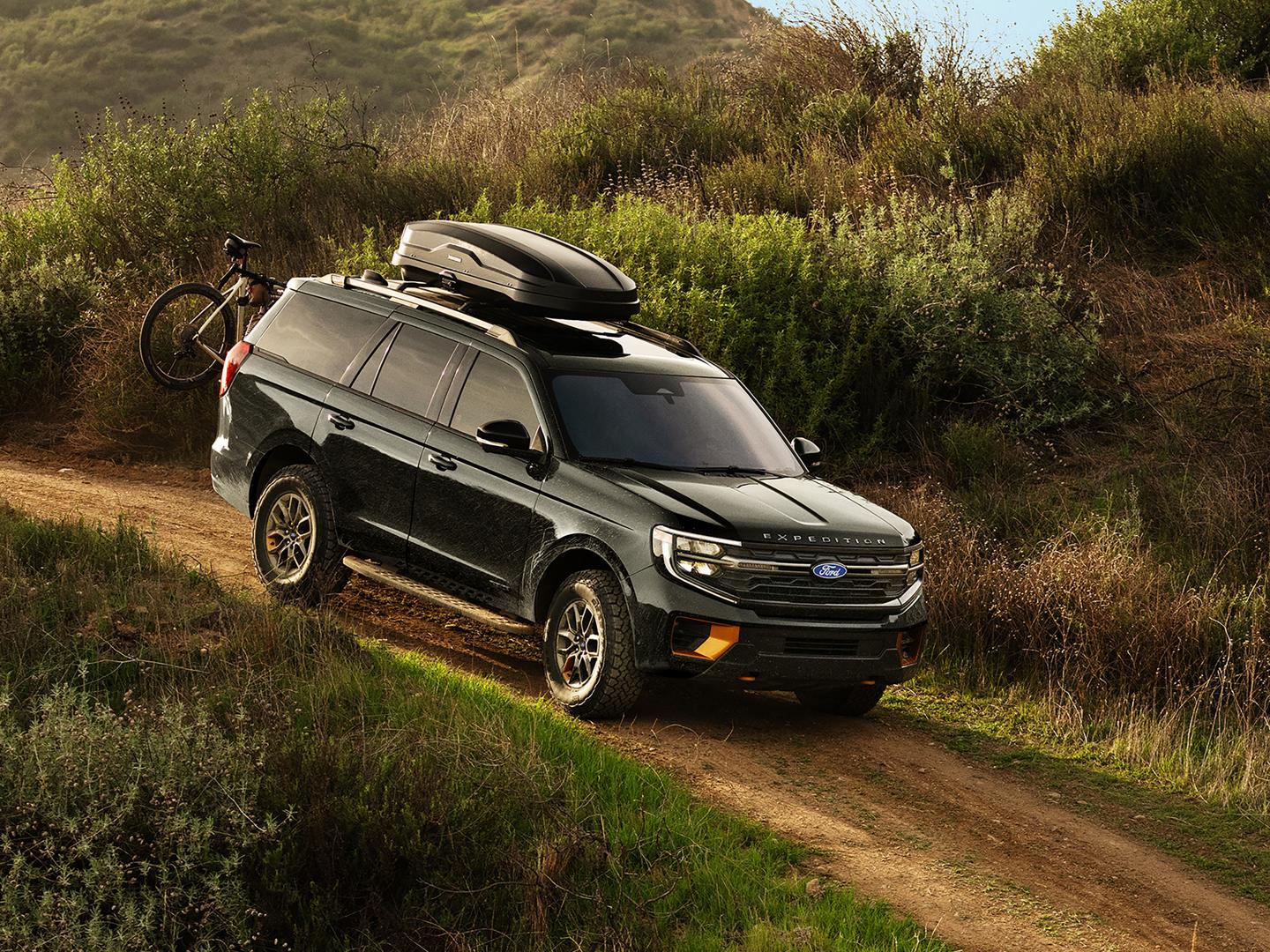 Ford Expedition® Tremor® 2027, VUS avec équipements et accessoires Ford en option, photographié en train de rouler sur un chemin de terre