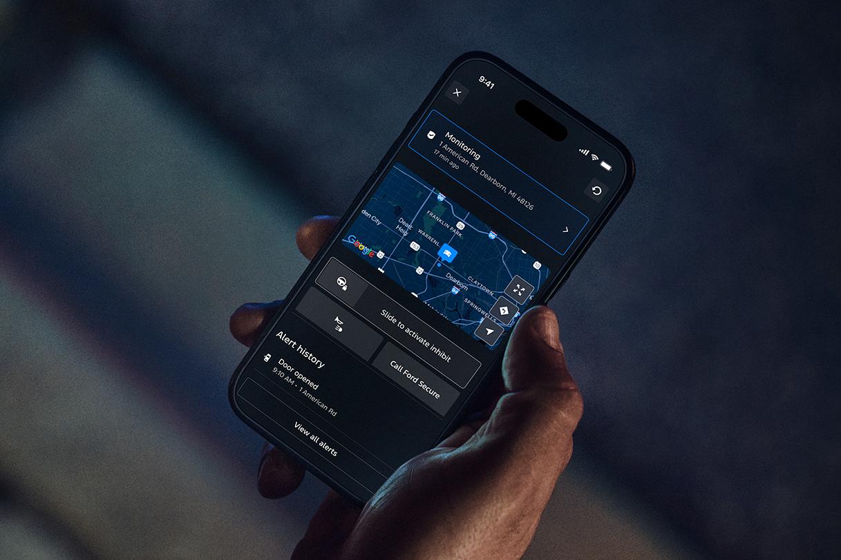 Personne recevant des alertes de l’ensemble de sécurité Ford sur un téléphone cellulaire