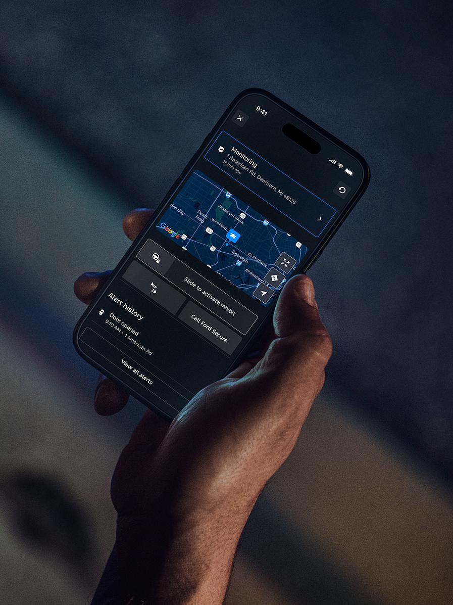 Personne recevant des alertes de l’ensemble de sécurité Ford sur un téléphone cellulaire